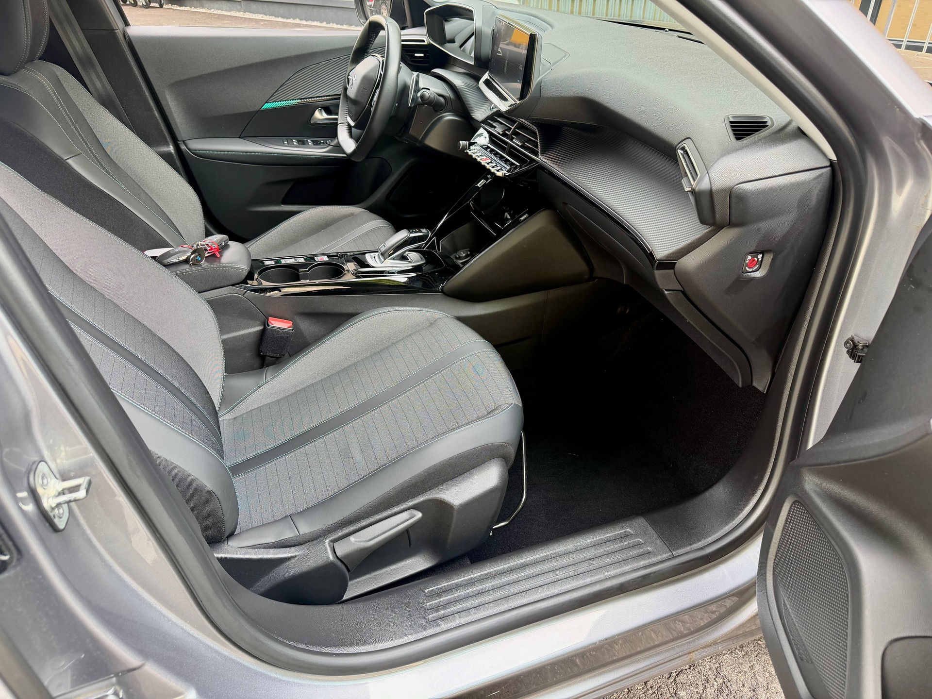 PEUGEOT 2008 1.2 PureTech Allure Pack EAT8-image-15