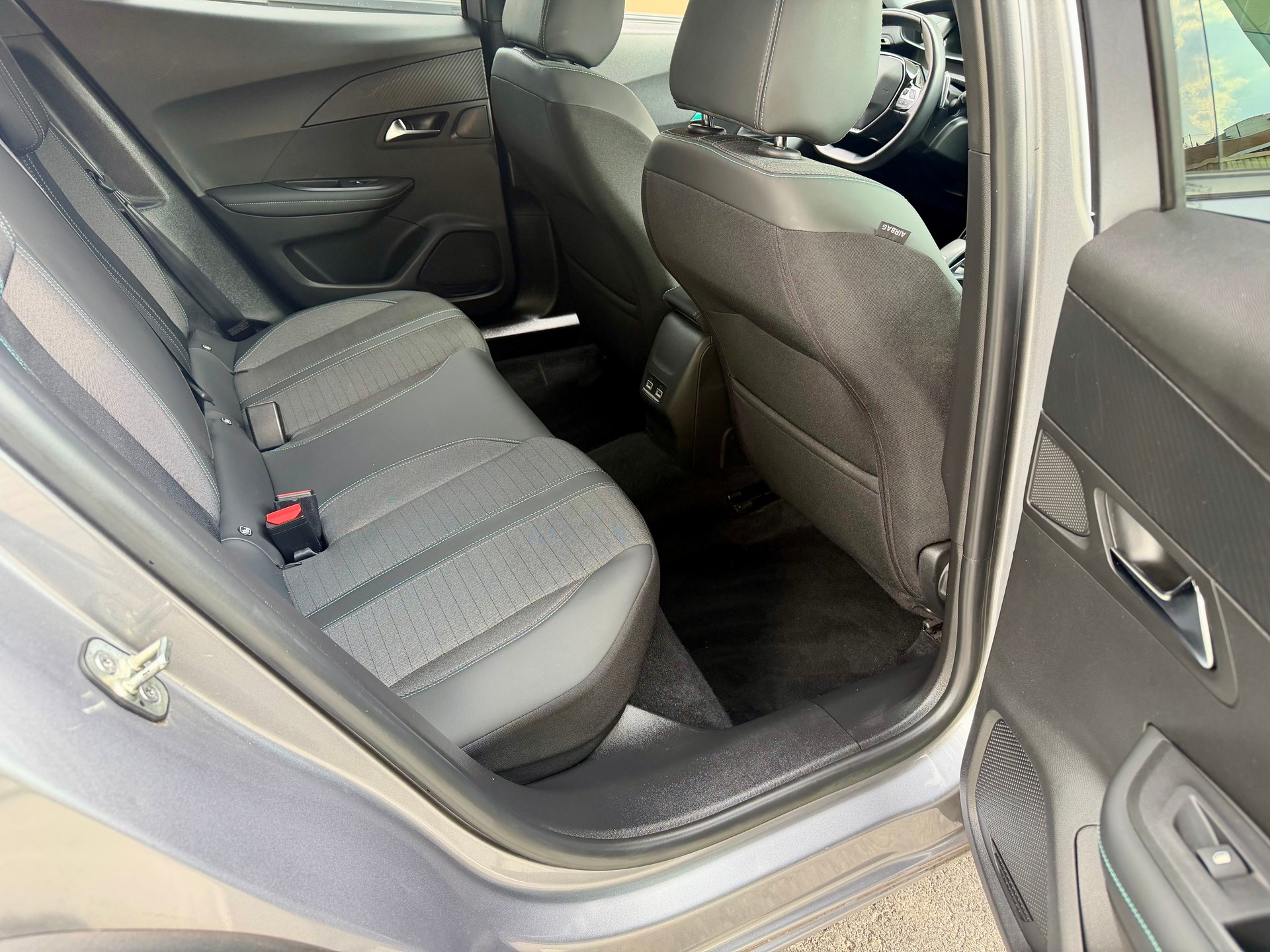 PEUGEOT 2008 1.2 PureTech Allure Pack EAT8-image-8