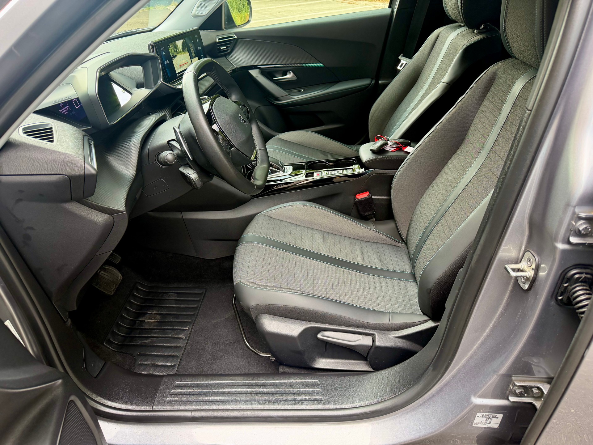 PEUGEOT 2008 1.2 PureTech Allure Pack EAT8-image-6