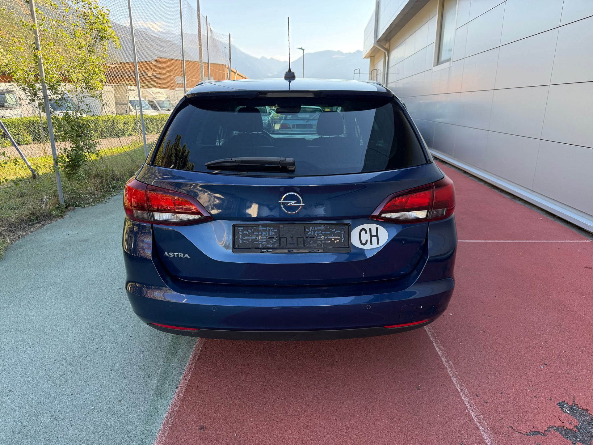 OPEL Astra Sports Tourer 1.2i Turbo GS-Line-image-5