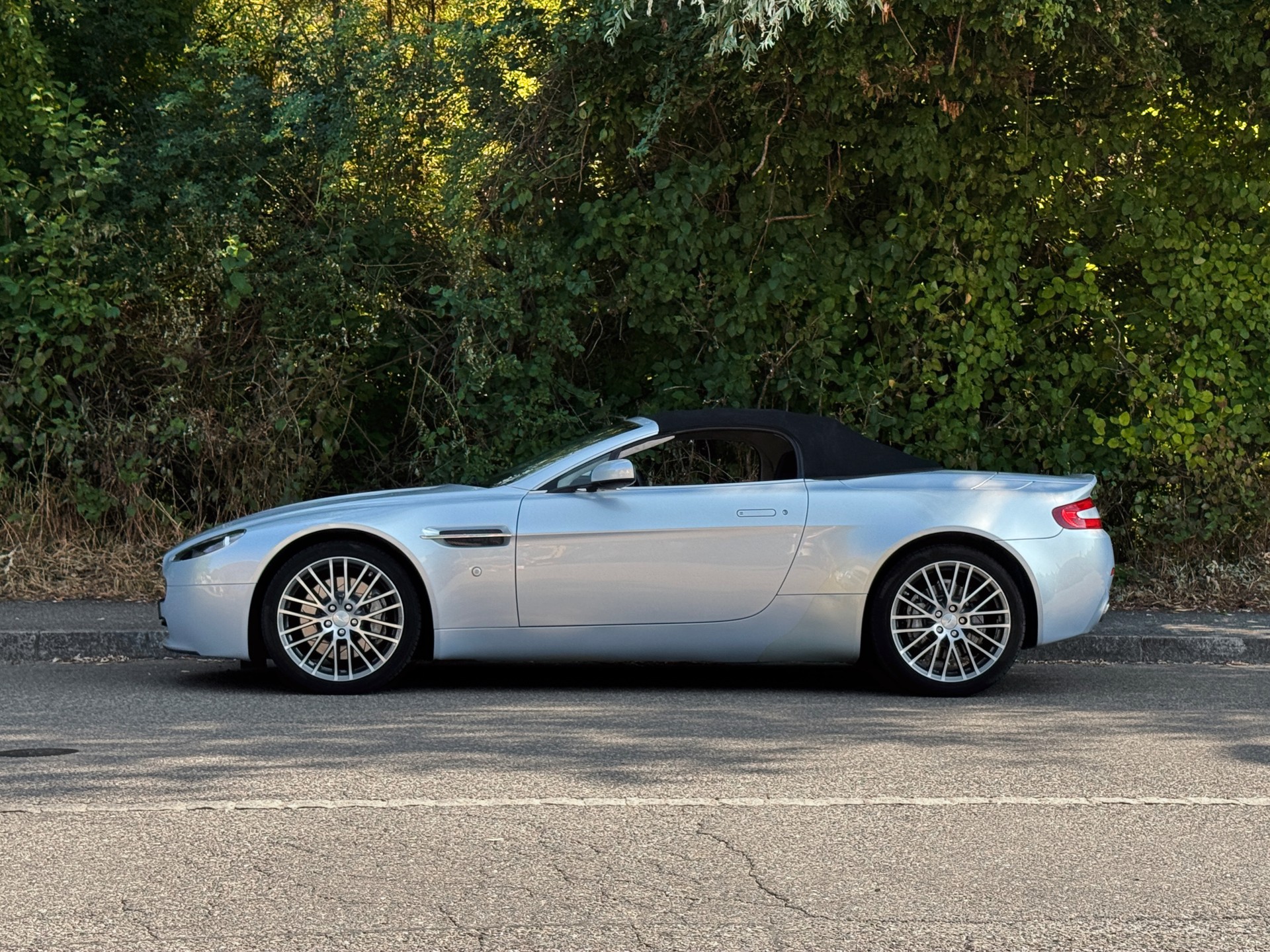 ASTON MARTIN V8 Vantage 4.7 Sportshift-showroom-element-2