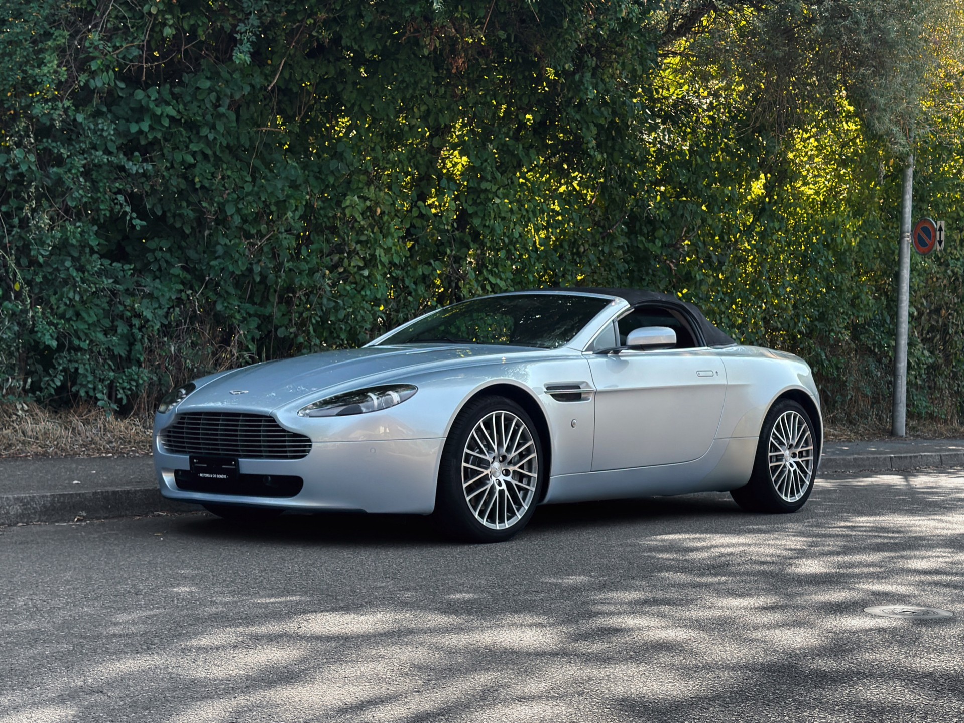 ASTON MARTIN V8 Vantage 4.7 Sportshift-showroom-element-1