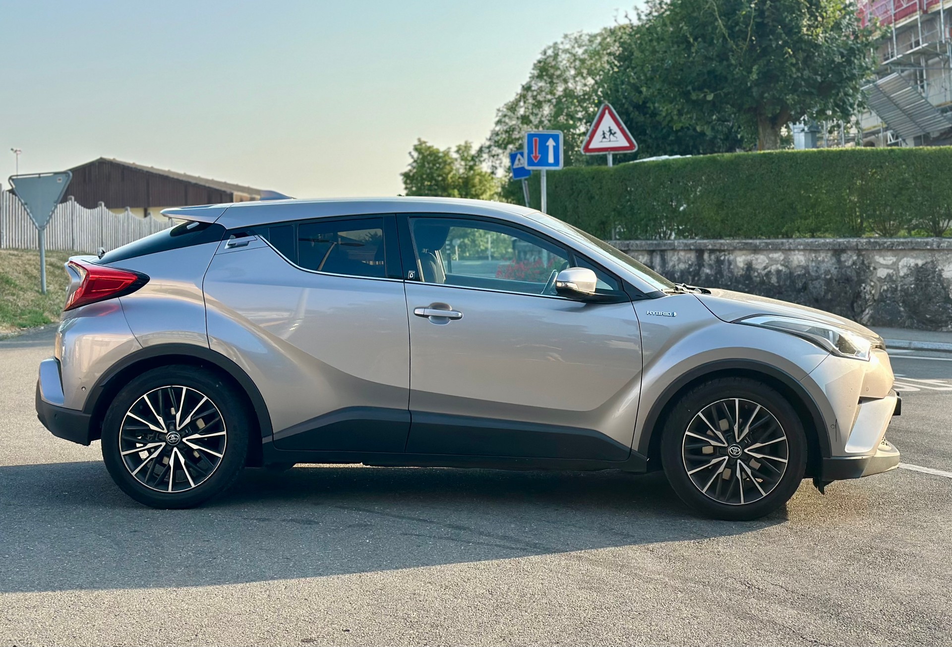 TOYOTA C-HR 1.8 HSD Premium CVT-image-6
