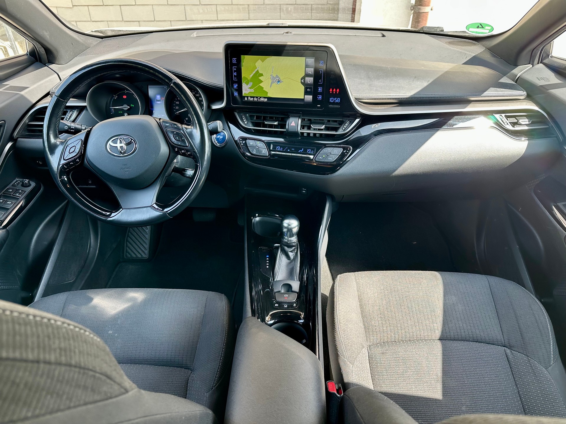 TOYOTA C-HR 1.8 HSD Premium CVT-image-8