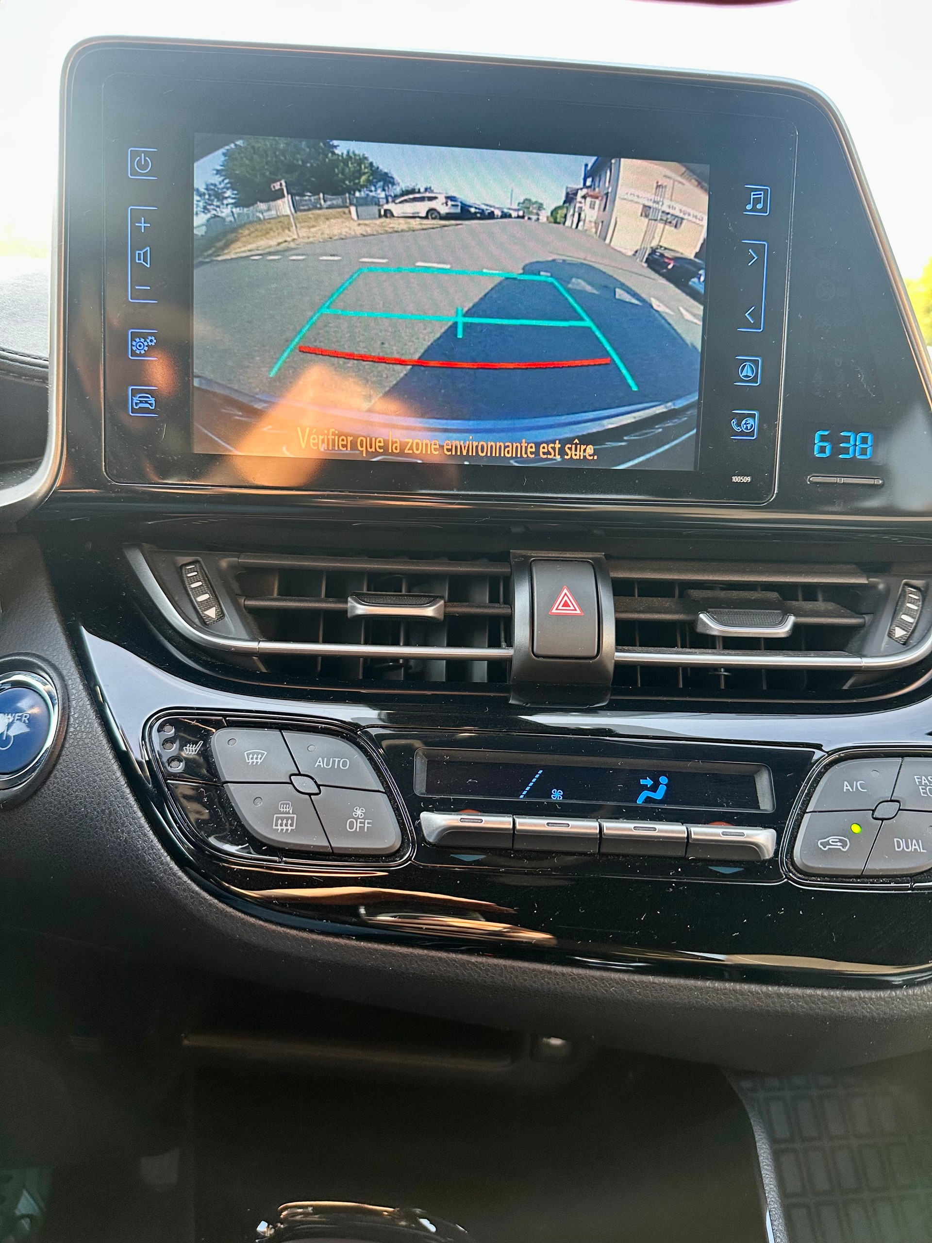 TOYOTA C-HR 1.8 HSD Premium CVT-image-14
