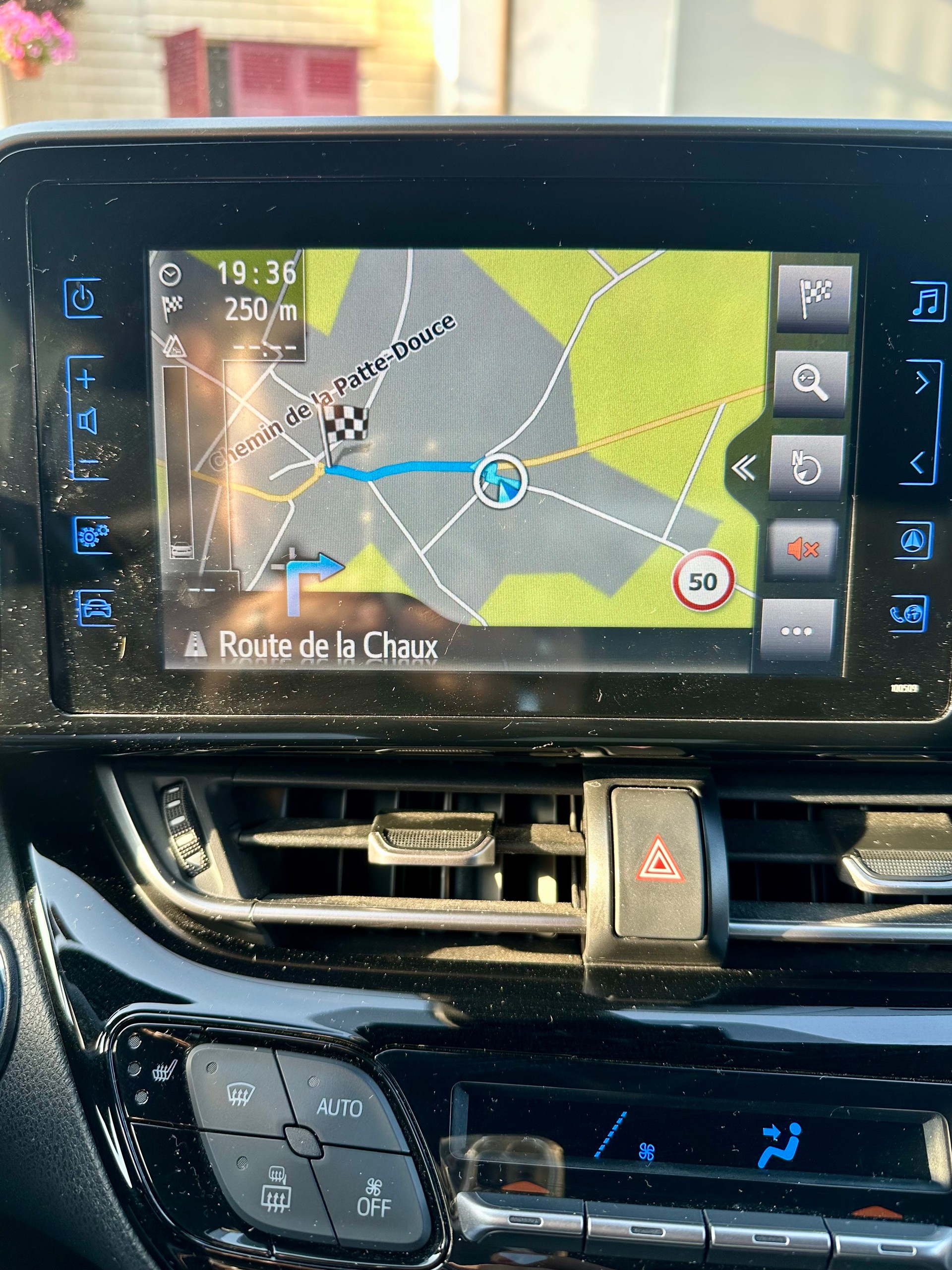 TOYOTA C-HR 1.8 HSD Premium CVT-image-12