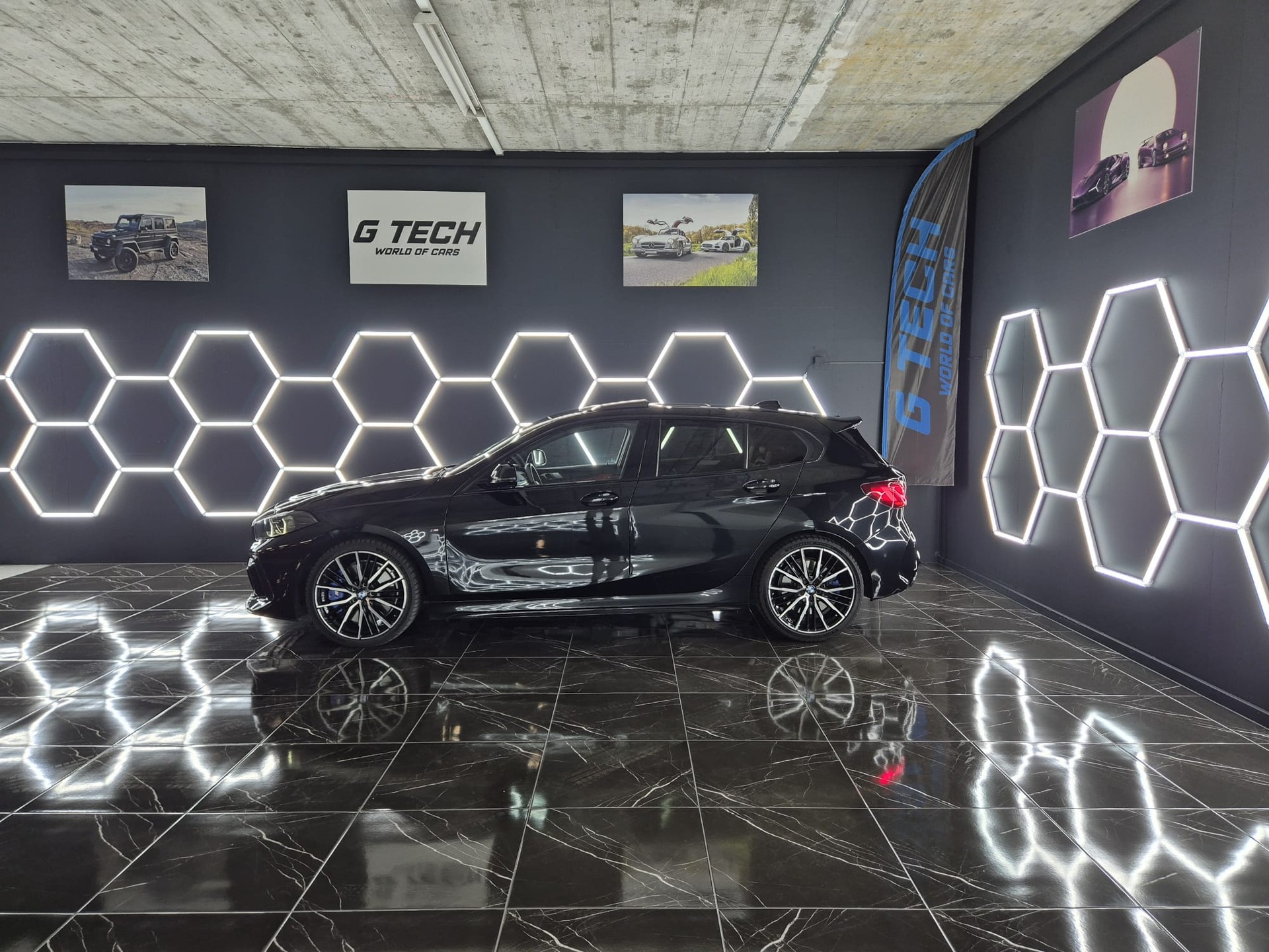 BMW M135i xDrive Steptronic-showroom-element-1