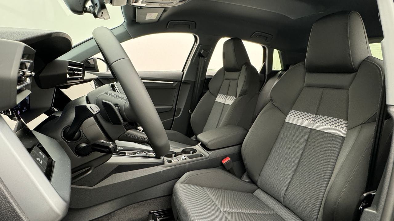 AUDI A3 Sportback TFSI 110 KW S Line-image-4