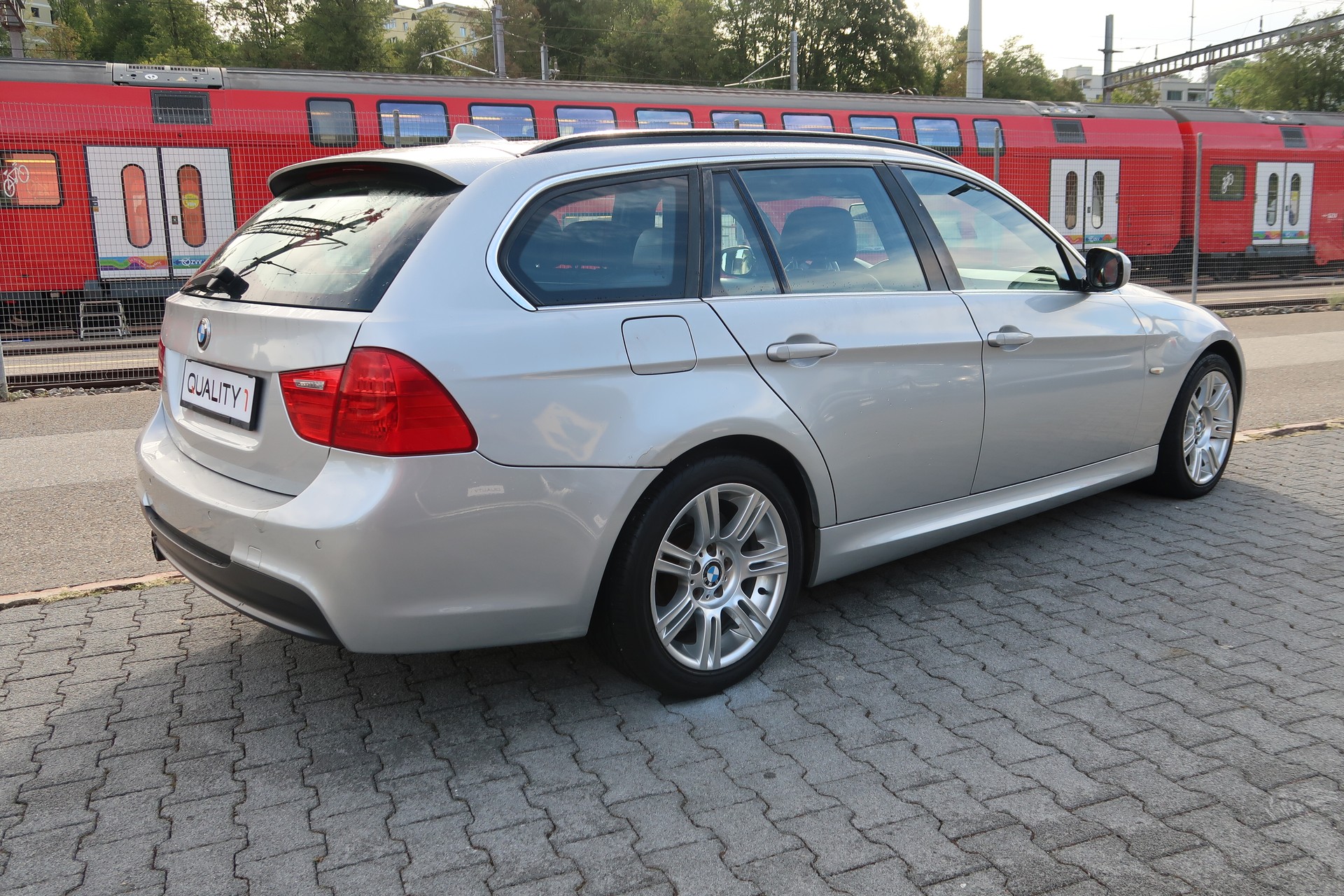 BMW 330d xDrive Touring Steptronic-showroom-element-3