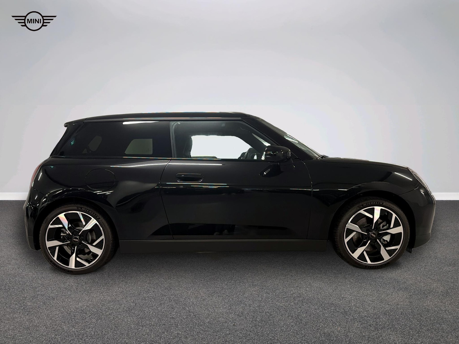 MINI Cooper SE-showroom-element-1