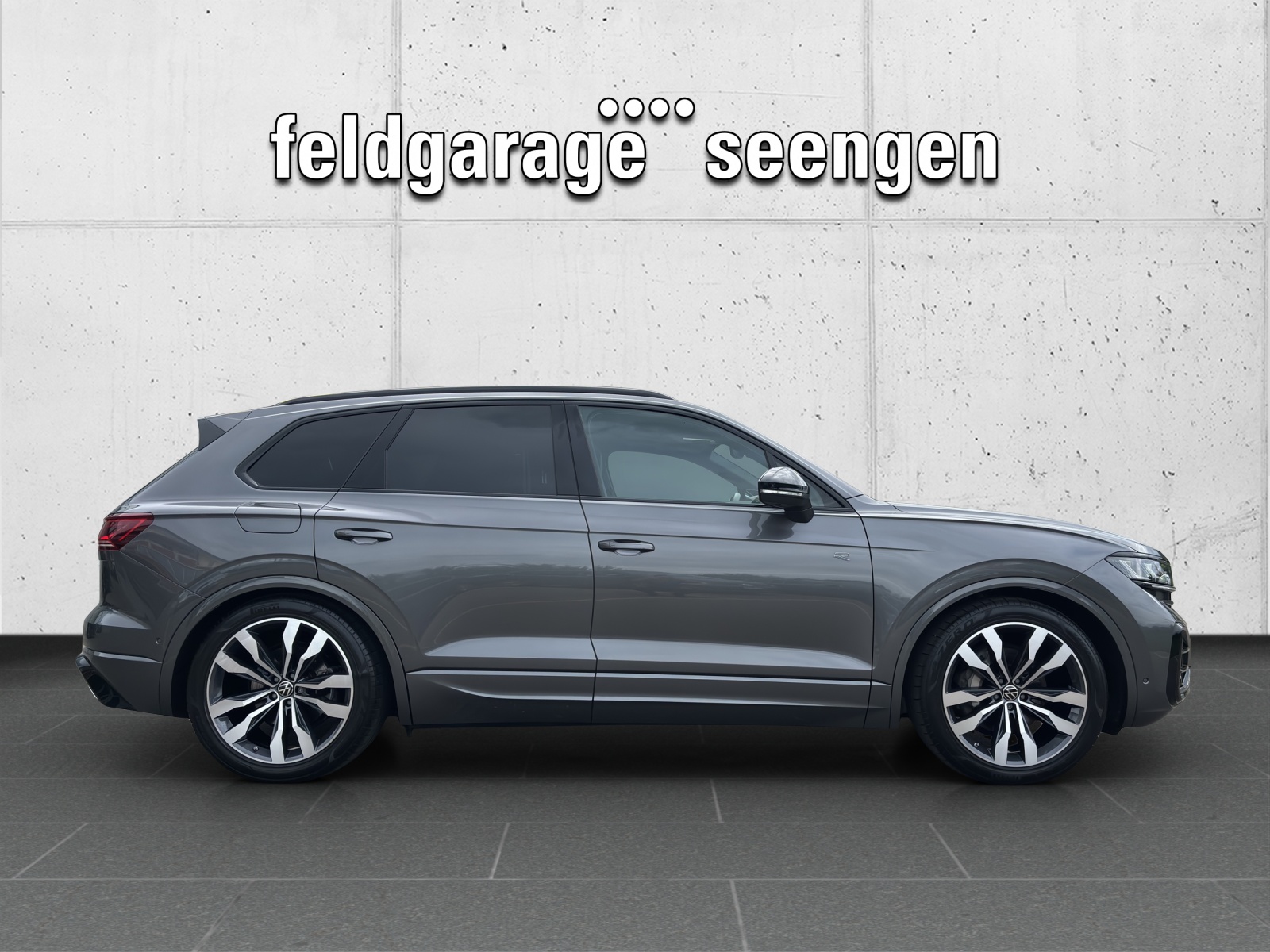 VW New Touareg 3.0 TDI R-Line Tiptronic mit fortl. Werksgarantie 5 Jahre, AHK, Panorama-Ausstell-/Schiebedach & Winterräder-showroom-element-3