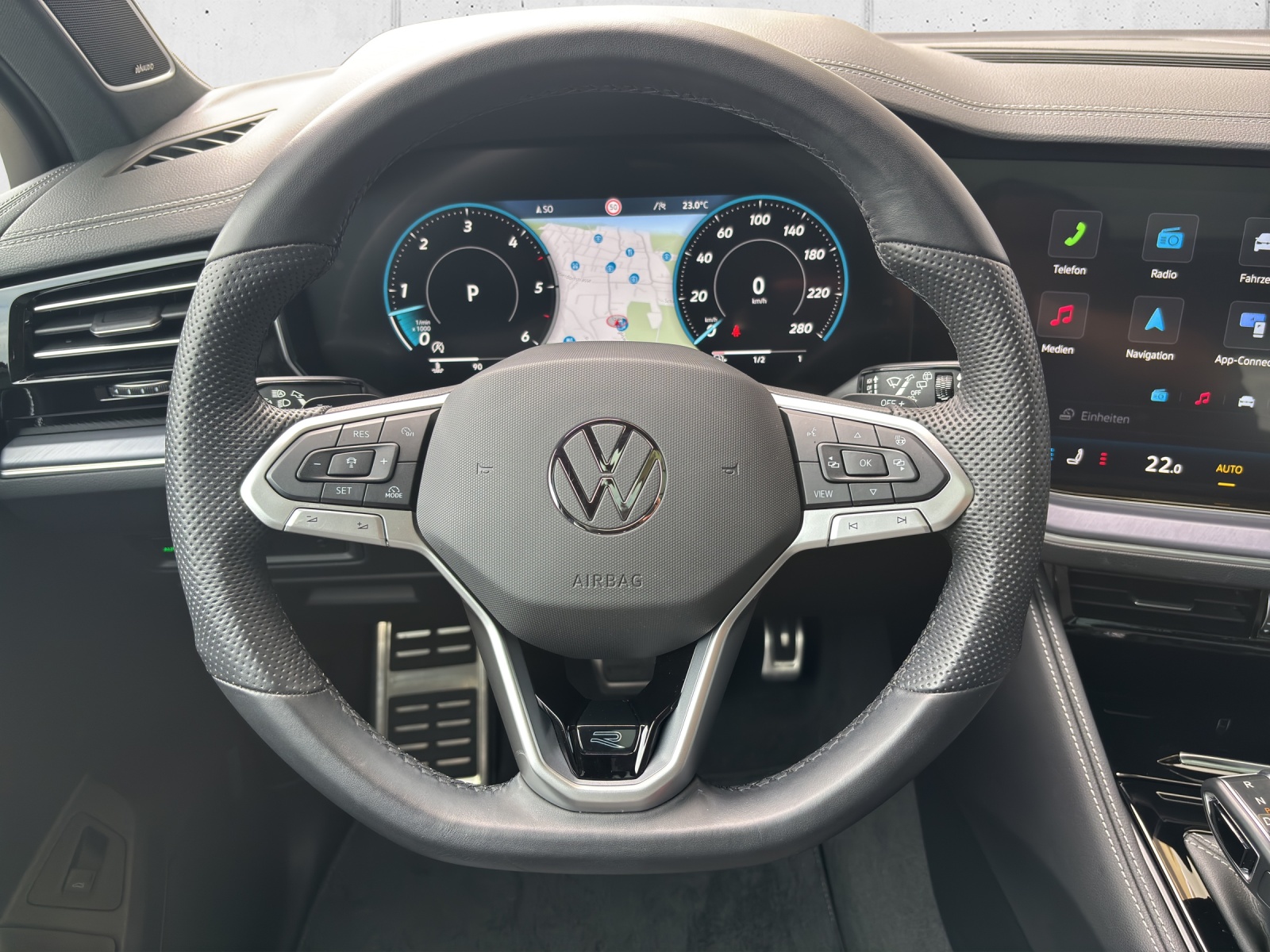 VW New Touareg 3.0 TDI R-Line Tiptronic mit fortl. Werksgarantie 5 Jahre, AHK, Panorama-Ausstell-/Schiebedach & Winterräder-image-13