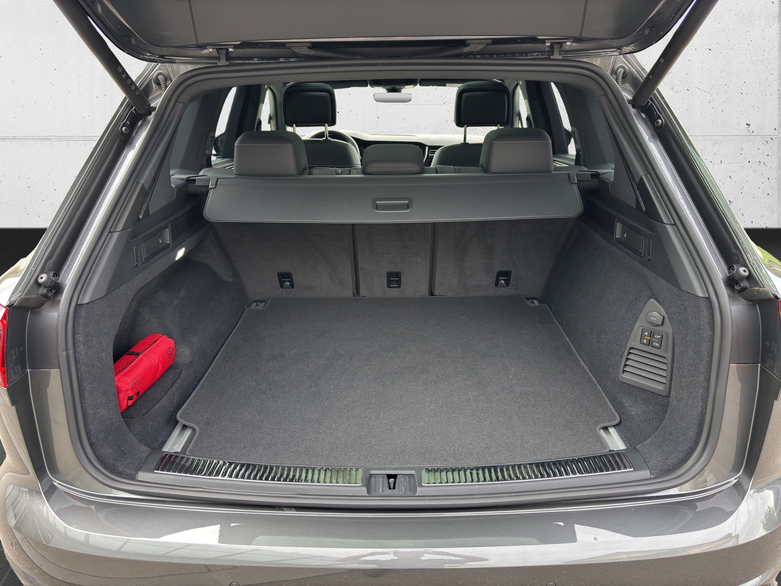 VW New Touareg 3.0 TDI R-Line Tiptronic mit fortl. Werksgarantie 5 Jahre, AHK, Panorama-Ausstell-/Schiebedach & Winterräder-image-7