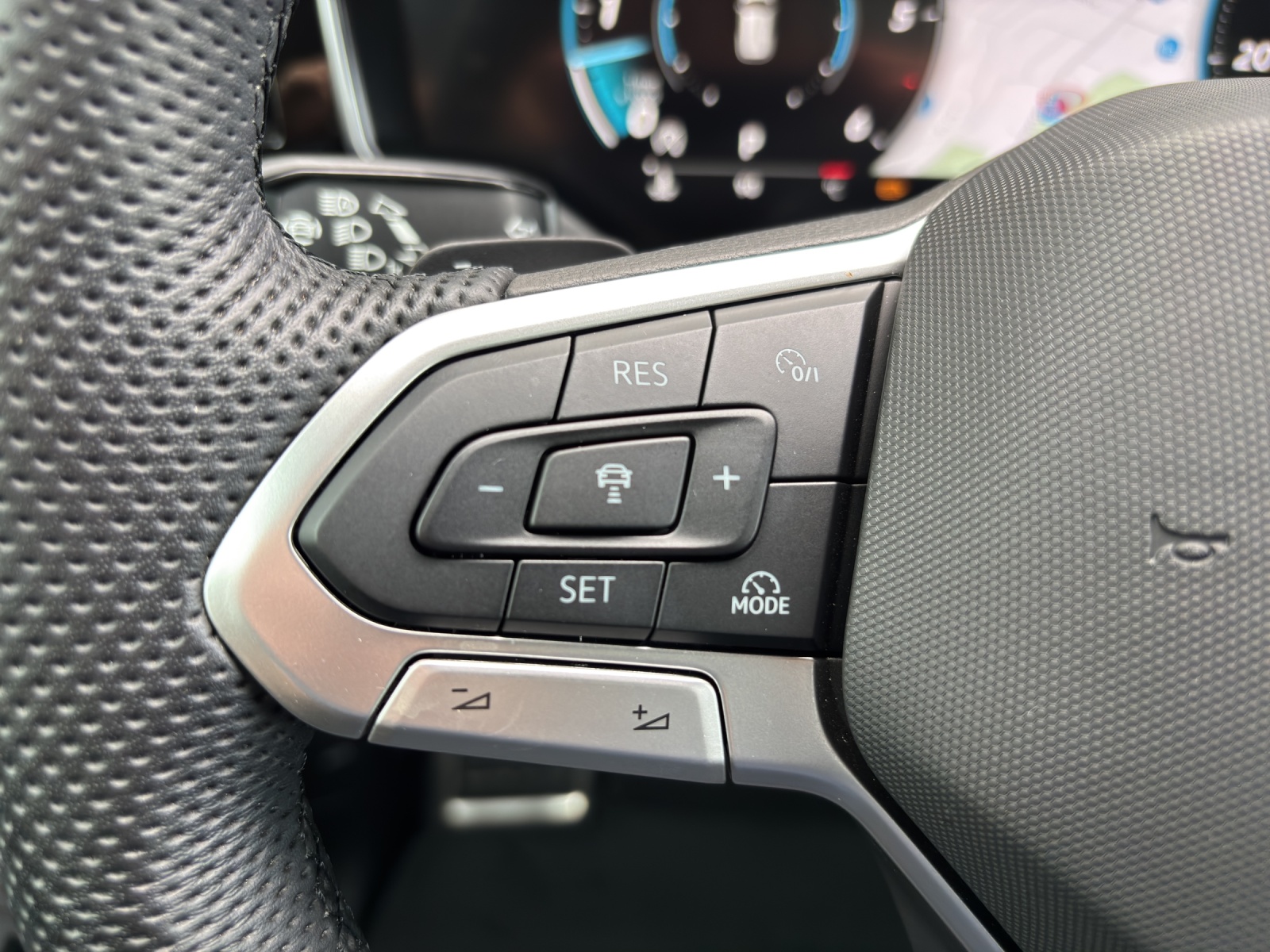 VW New Touareg 3.0 TDI R-Line Tiptronic mit fortl. Werksgarantie 5 Jahre, AHK, Panorama-Ausstell-/Schiebedach & Winterräder-image-14