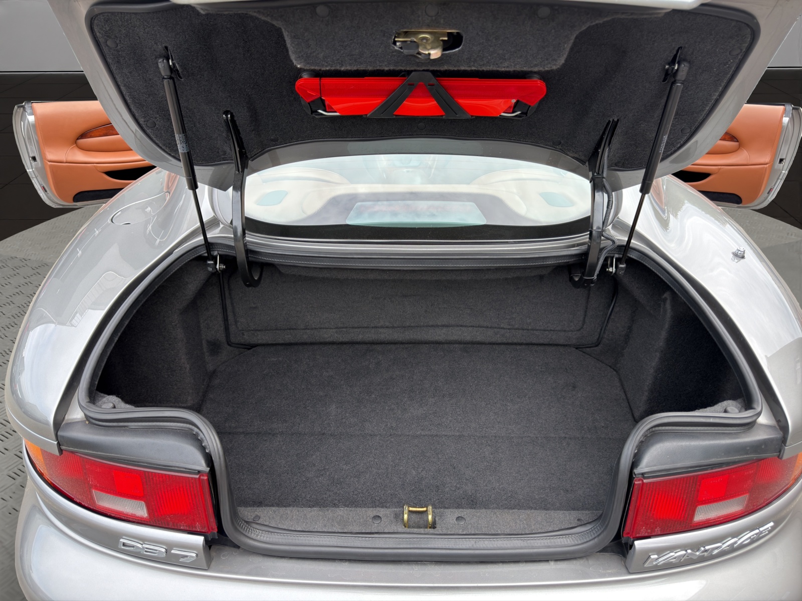 ASTON MARTIN DB7 Vantage-image-18