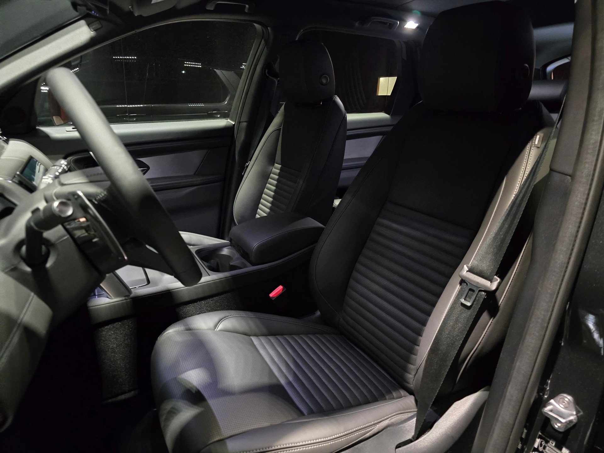 LAND ROVER Discovery Sport 2.0 D I4 200 Dynamic HSE-image-6
