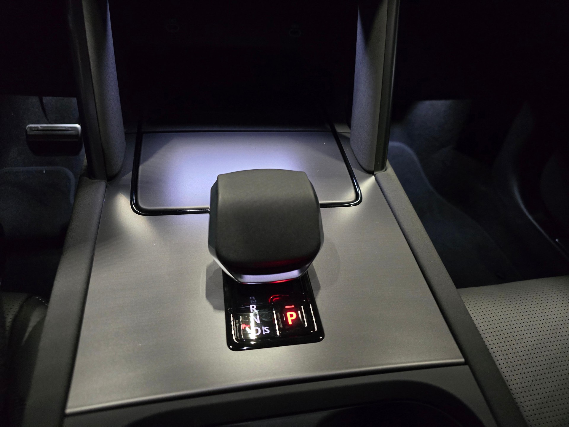 LAND ROVER Discovery Sport 2.0 D I4 200 Dynamic HSE-image-11