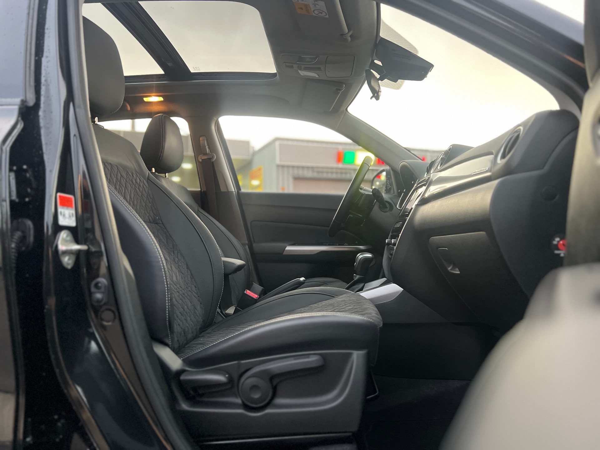 SUZUKI Vitara 1.5 Hybrid Piz Sulai Top 4x4 AGS-image-13