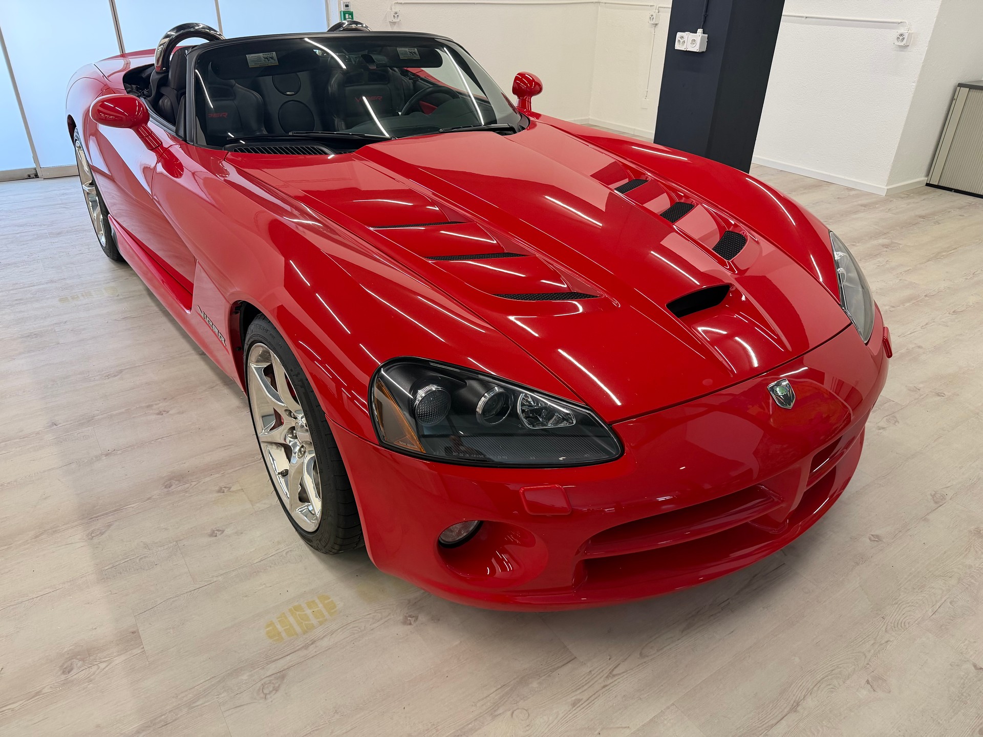 DODGE Viper SRT-10-showroom-element-2