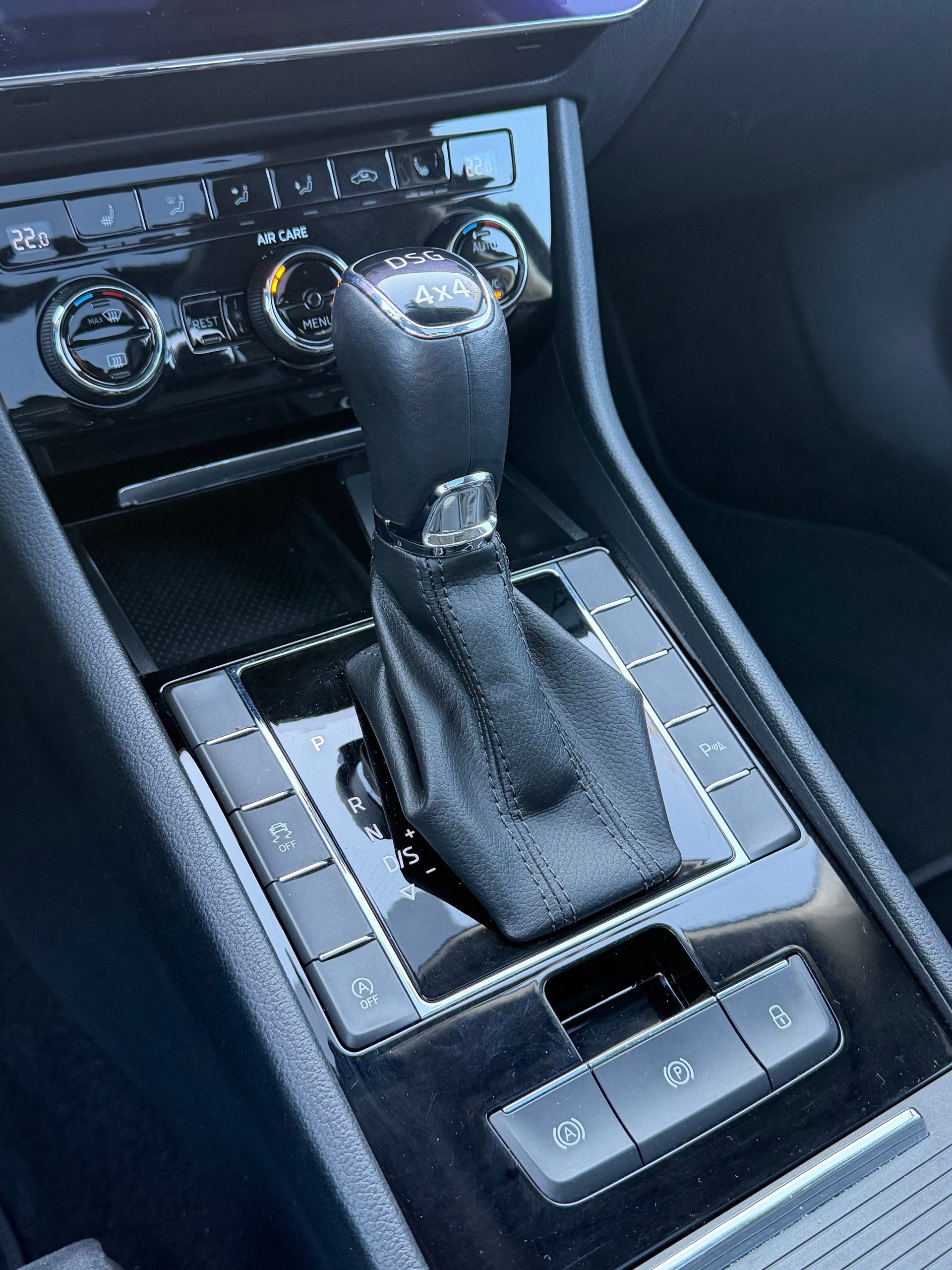 SKODA Superb Combi 2.0 TSI Style DSG 4x4-image-15