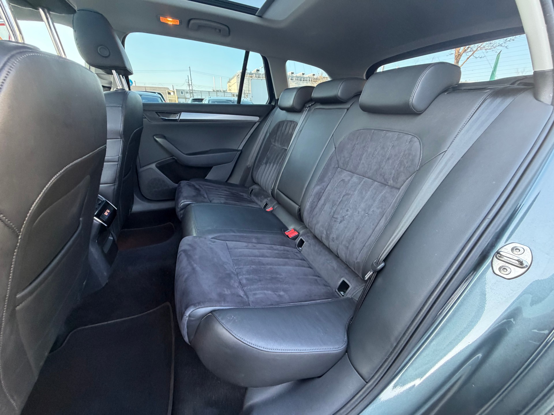 SKODA Superb Combi 2.0 TSI Style DSG 4x4-image-10