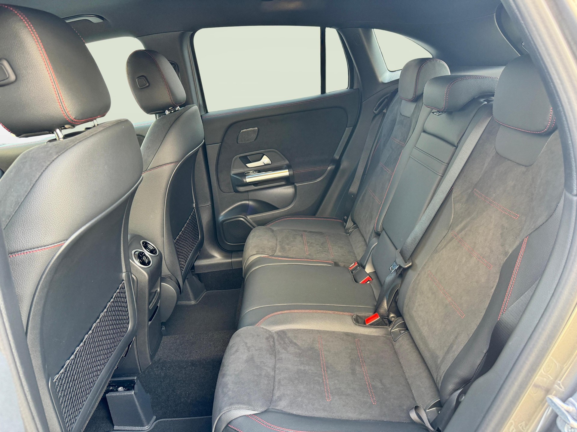 MERCEDES-BENZ GLA 250 e EQ Star AMG Line-image-10