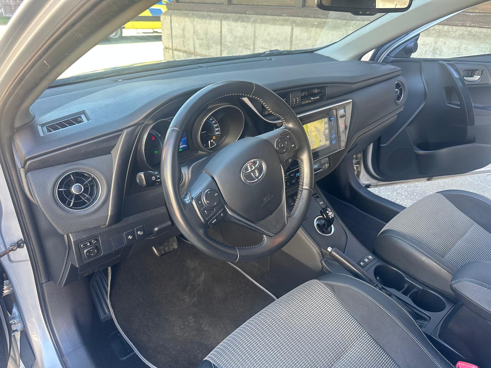 TOYOTA Auris 1.8 HSD Sol e-CVT-image-8