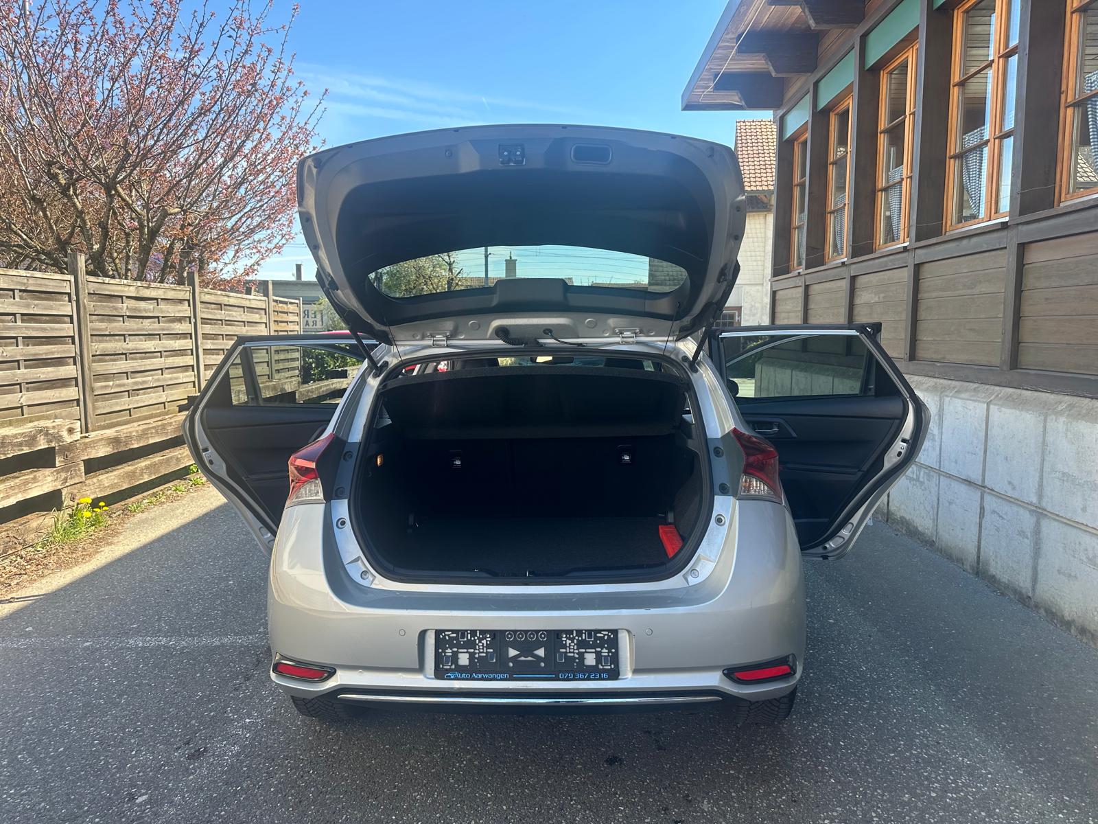 TOYOTA Auris 1.8 HSD Sol e-CVT-image-6