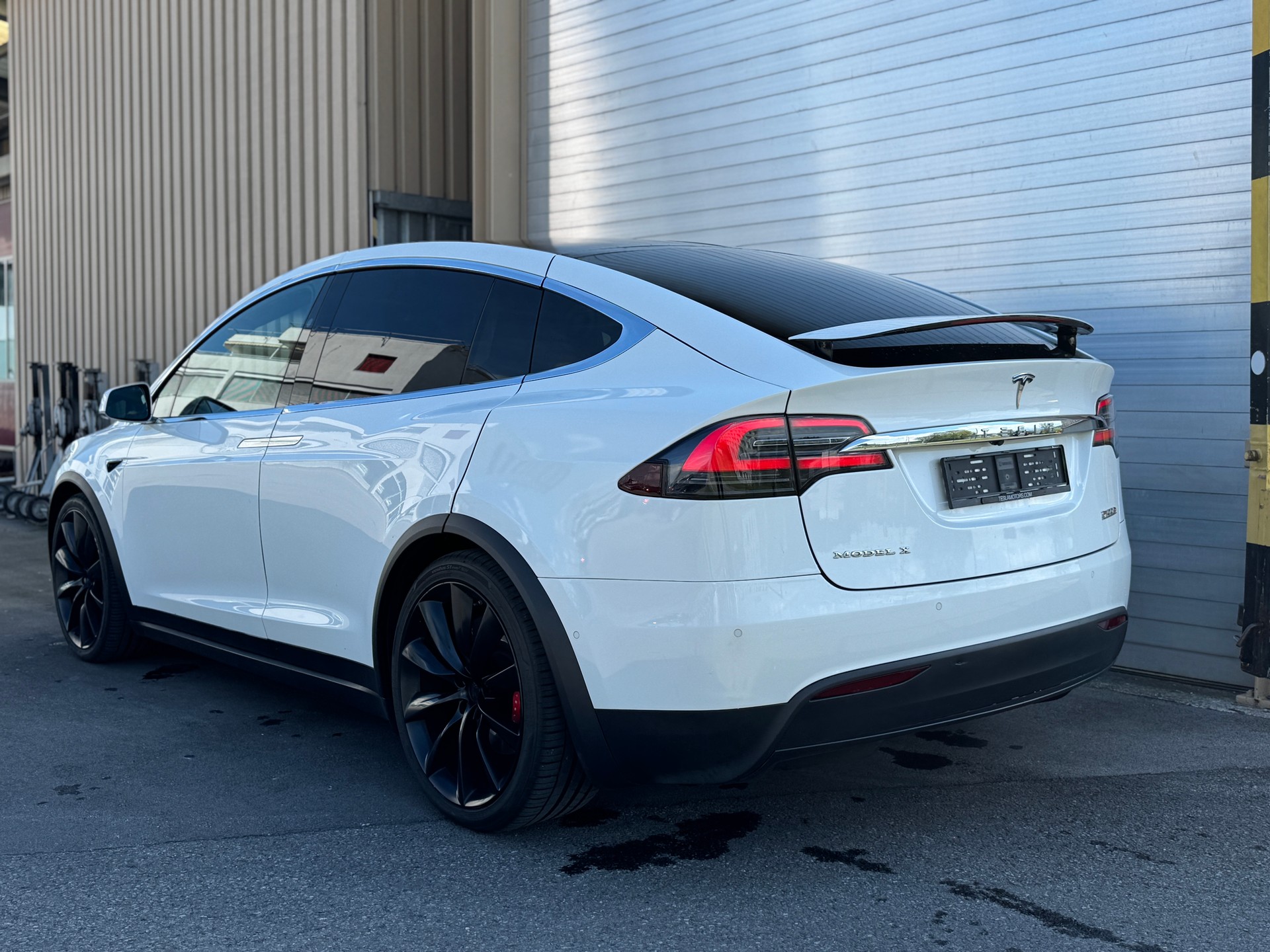 TESLA Model X 100 D Performance-showroom-element-3