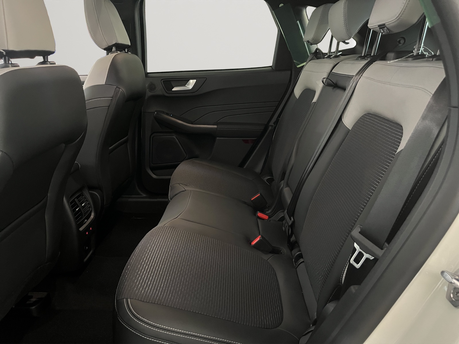 FORD Kuga 2.5 FHEV Sound Edition 4WD-image-8