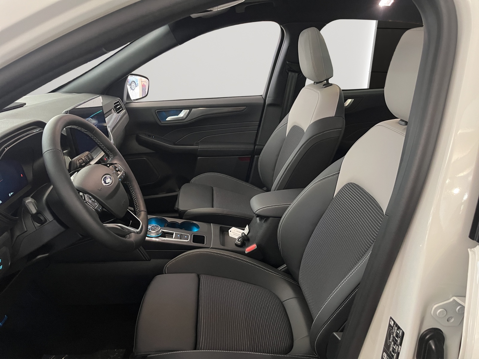 FORD Kuga 2.5 FHEV Sound Edition 4WD-image-4