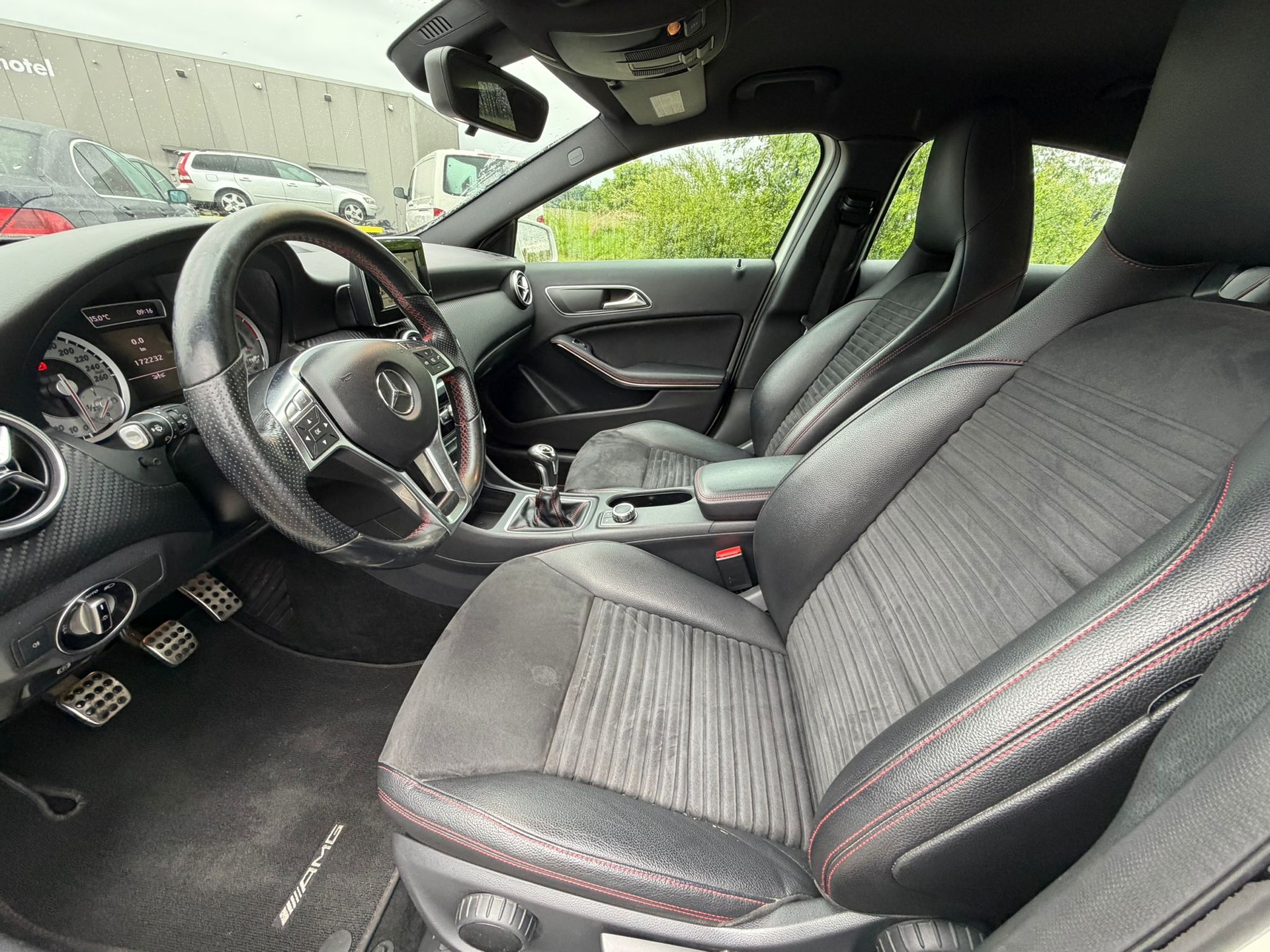 MERCEDES-BENZ A 180 AMG Line-image-9