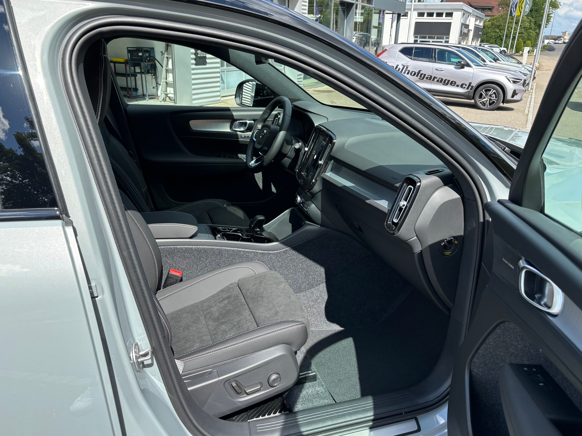 VOLVO XC40 2.0 B4 MH Black Edition-image-6