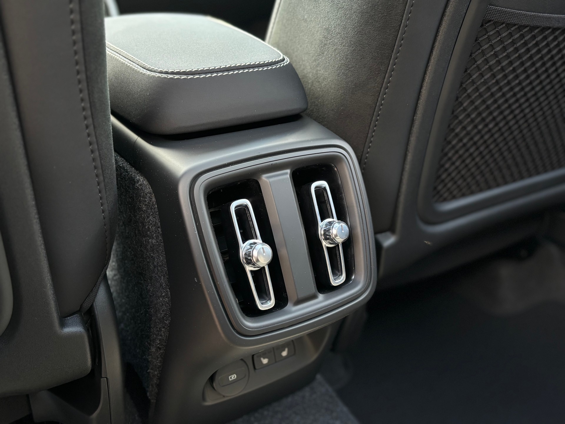 VOLVO XC40 2.0 B4 MH Black Edition-image-12