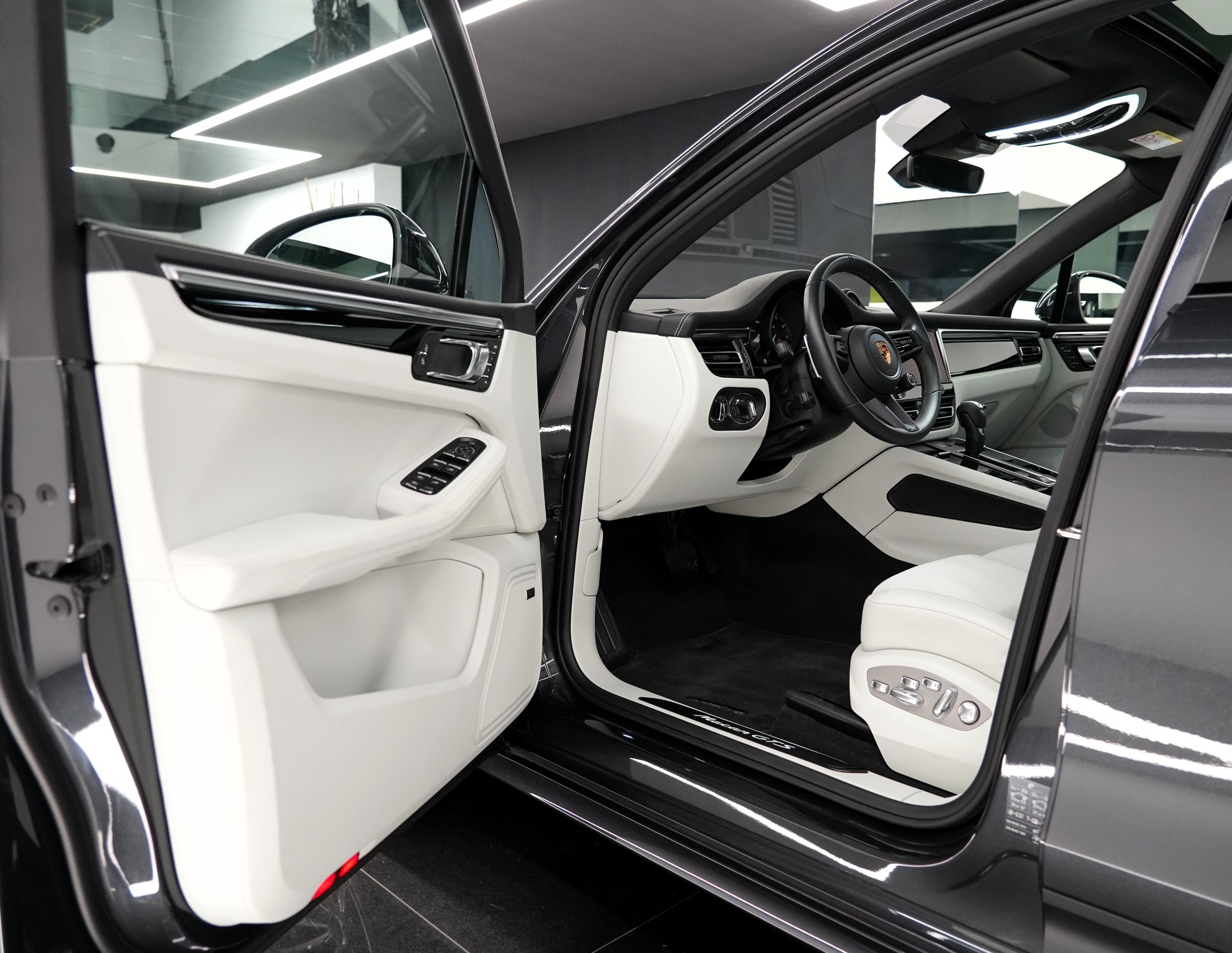 PORSCHE Macan GTS PDK-image-5
