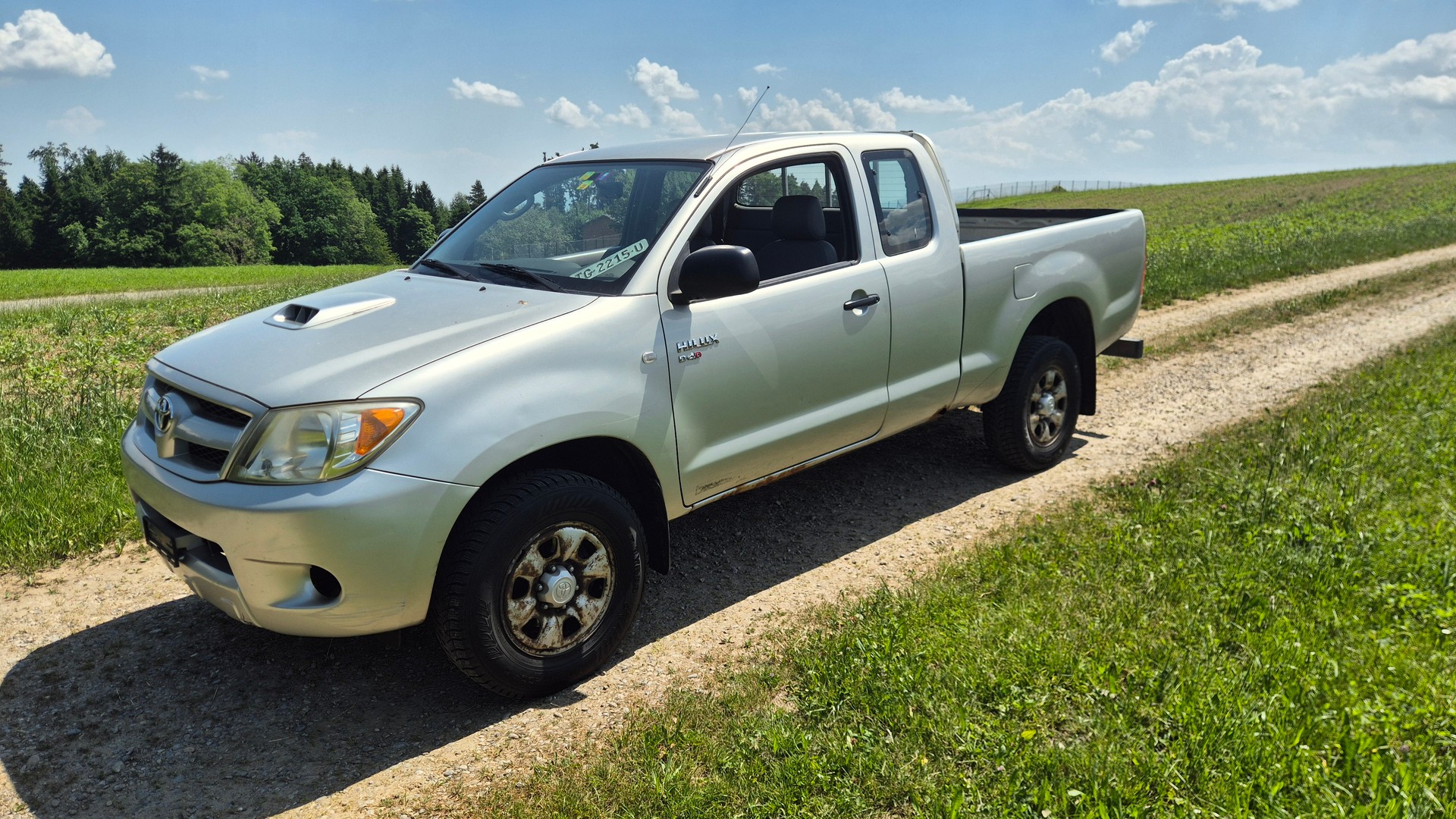 TOYOTA Hilux 4x4 ExtraCab LineaLuna-image-1