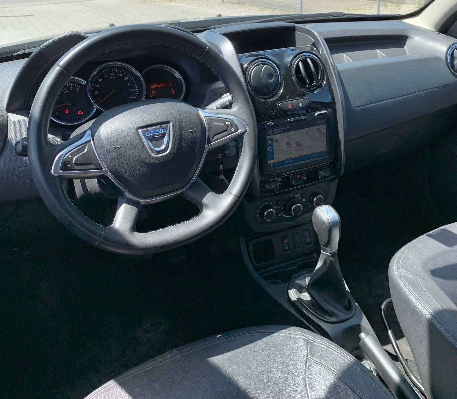 DACIA Duster 1.5 dCi Unlimited 4x2 EDC Automat (Klimatronik * Alufelgen * Sensoren mit Kamera * Leder * Navigation * BO6)-image-13