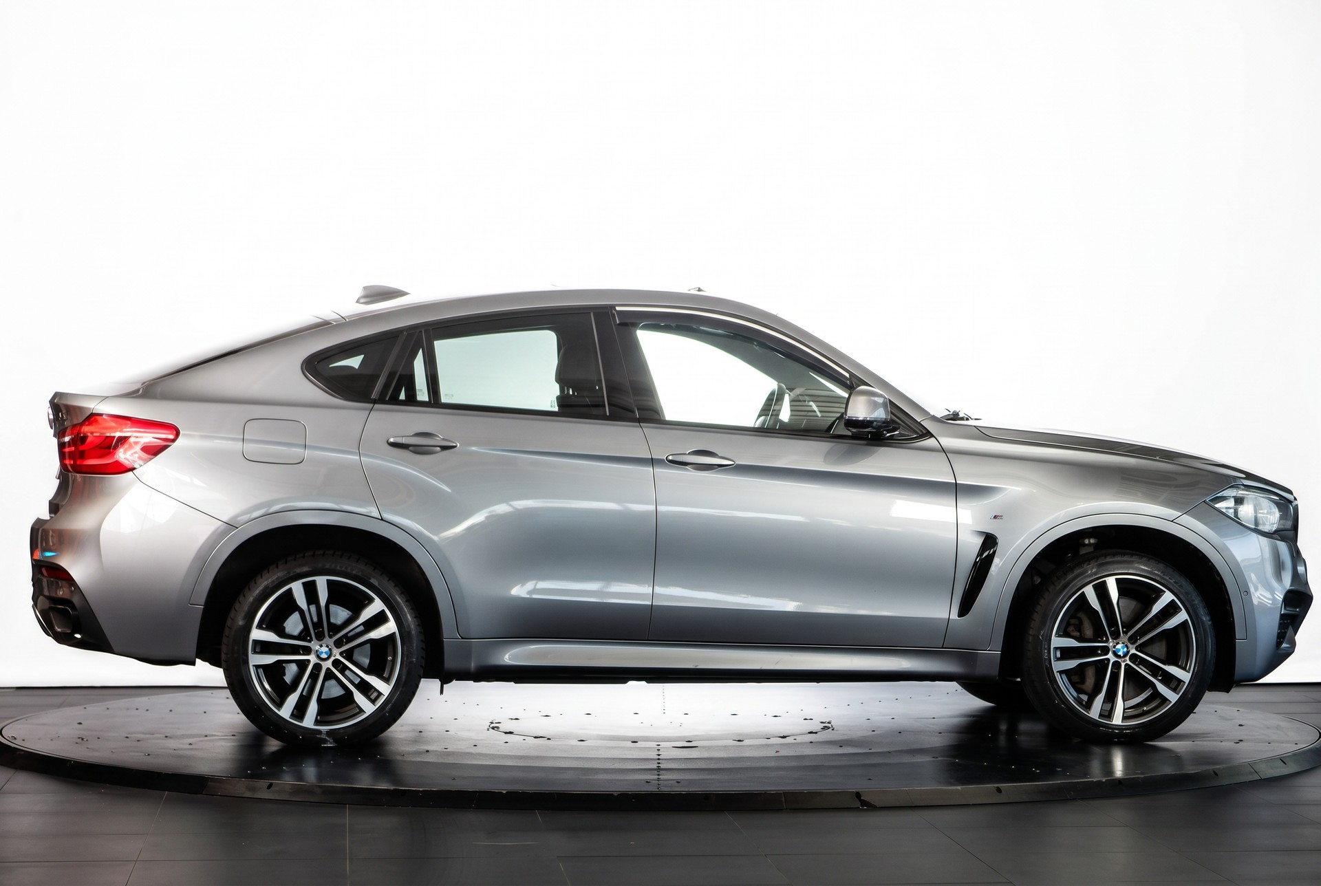 BMW X6 M50d Steptronic-showroom-element-3