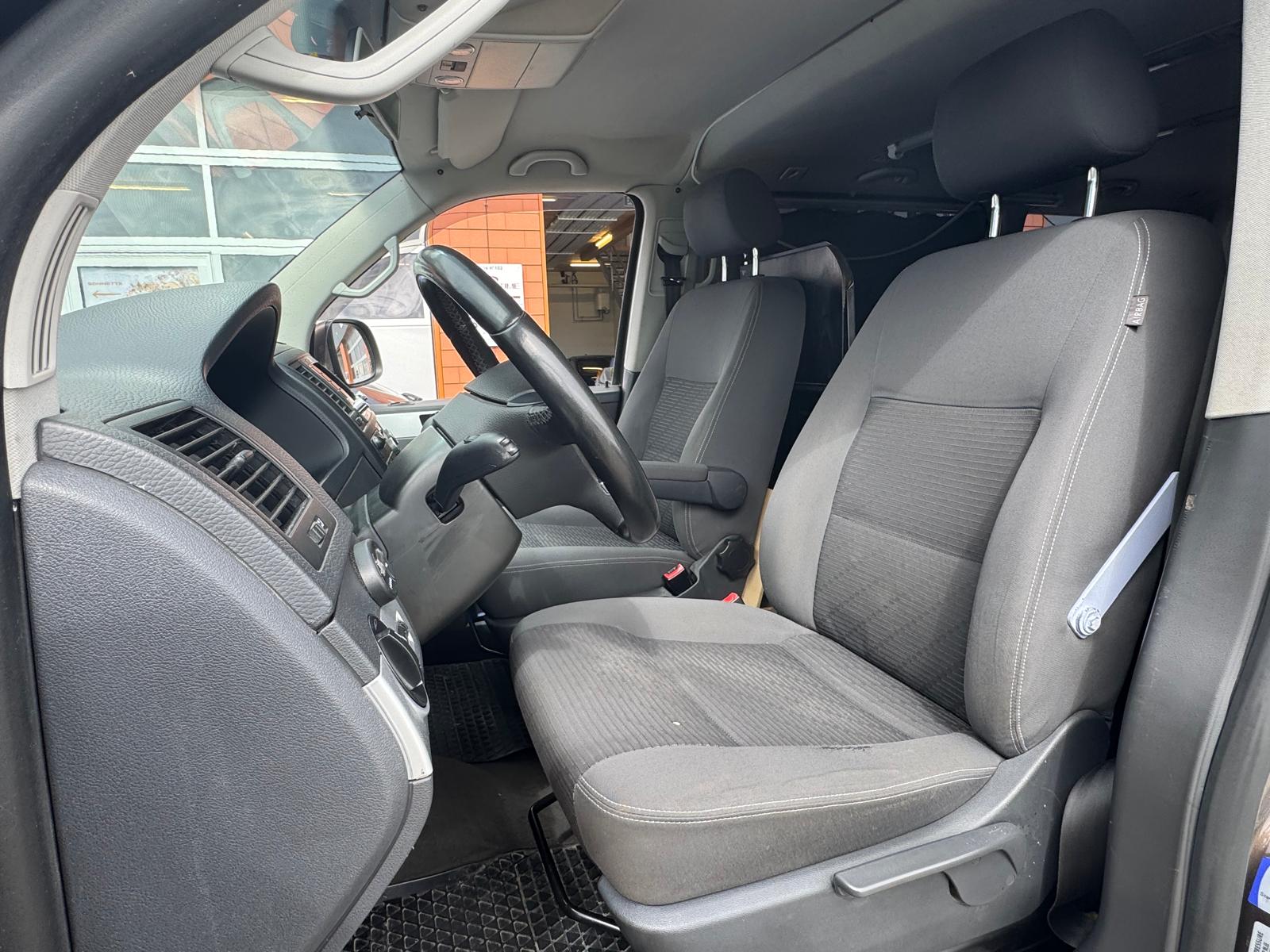 VW T5 Multivan 2.0 TDI Couchage (Véhicule aménagé) Attelage - Panneau Solaire - Webasto-image-9