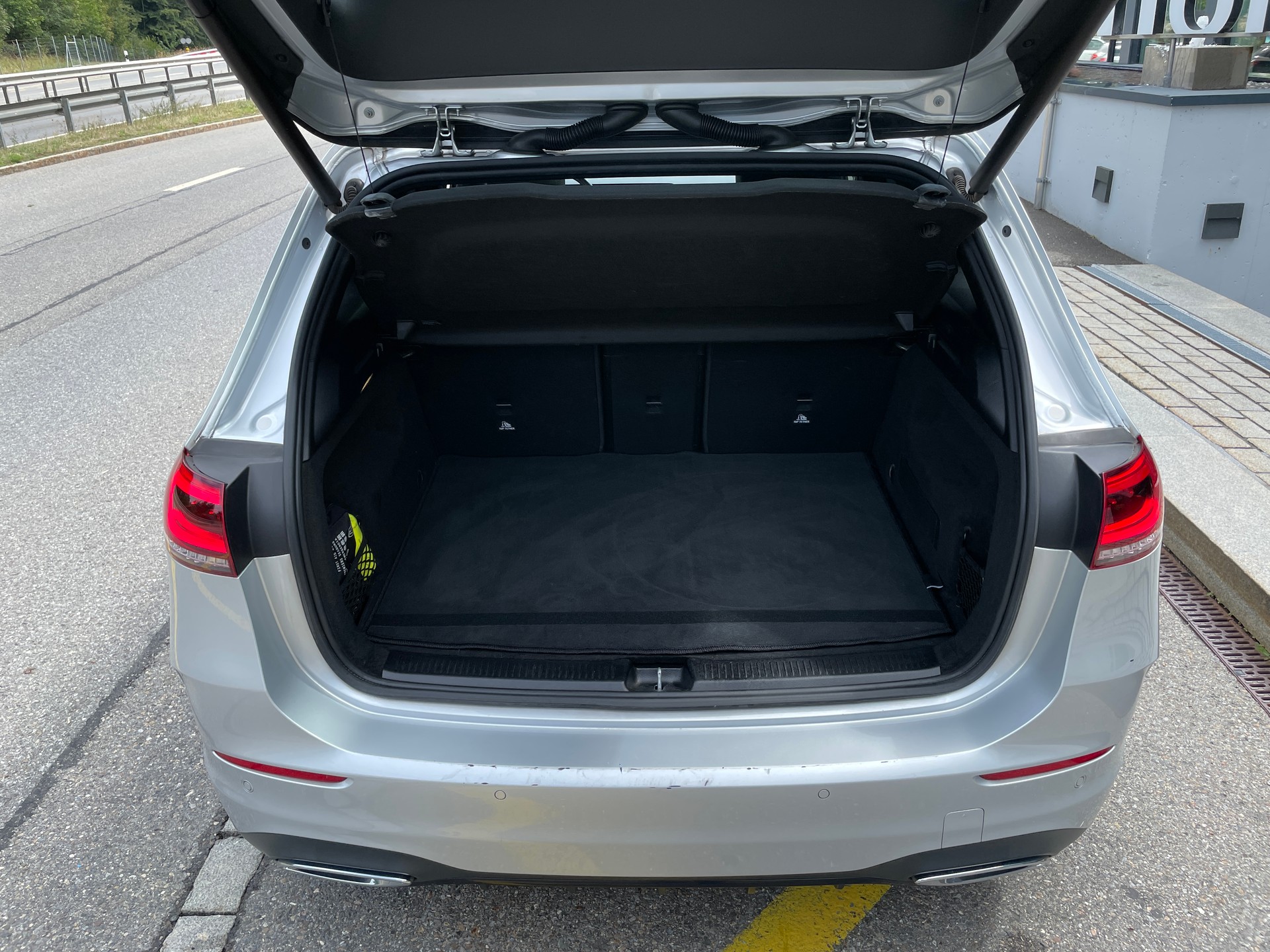 MERCEDES-BENZ B 250 4Matic AMG Line-image-6