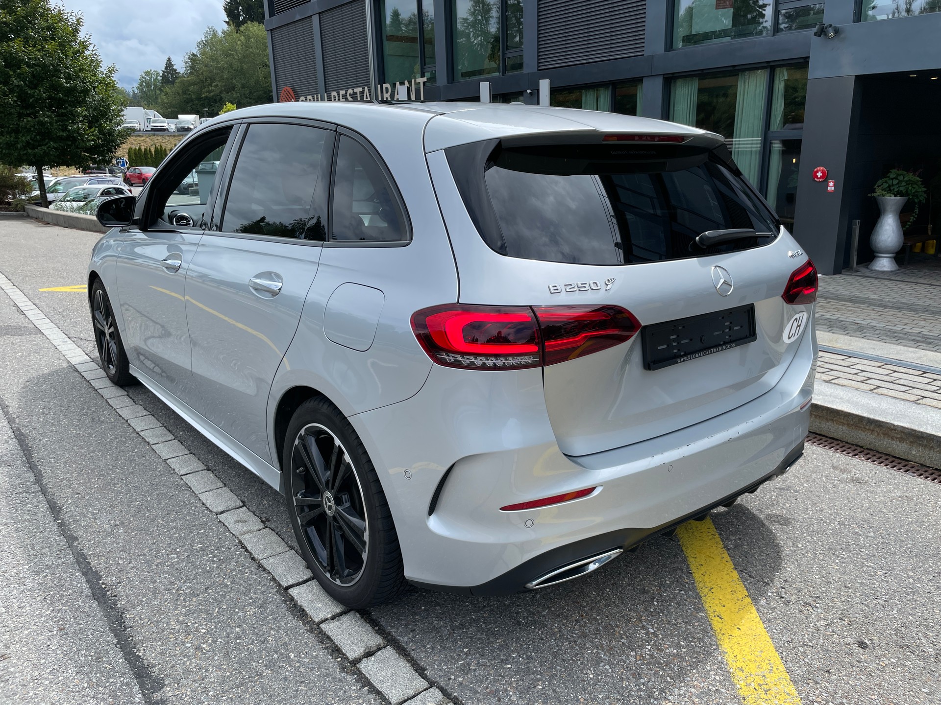 MERCEDES-BENZ B 250 4Matic AMG Line-image-8