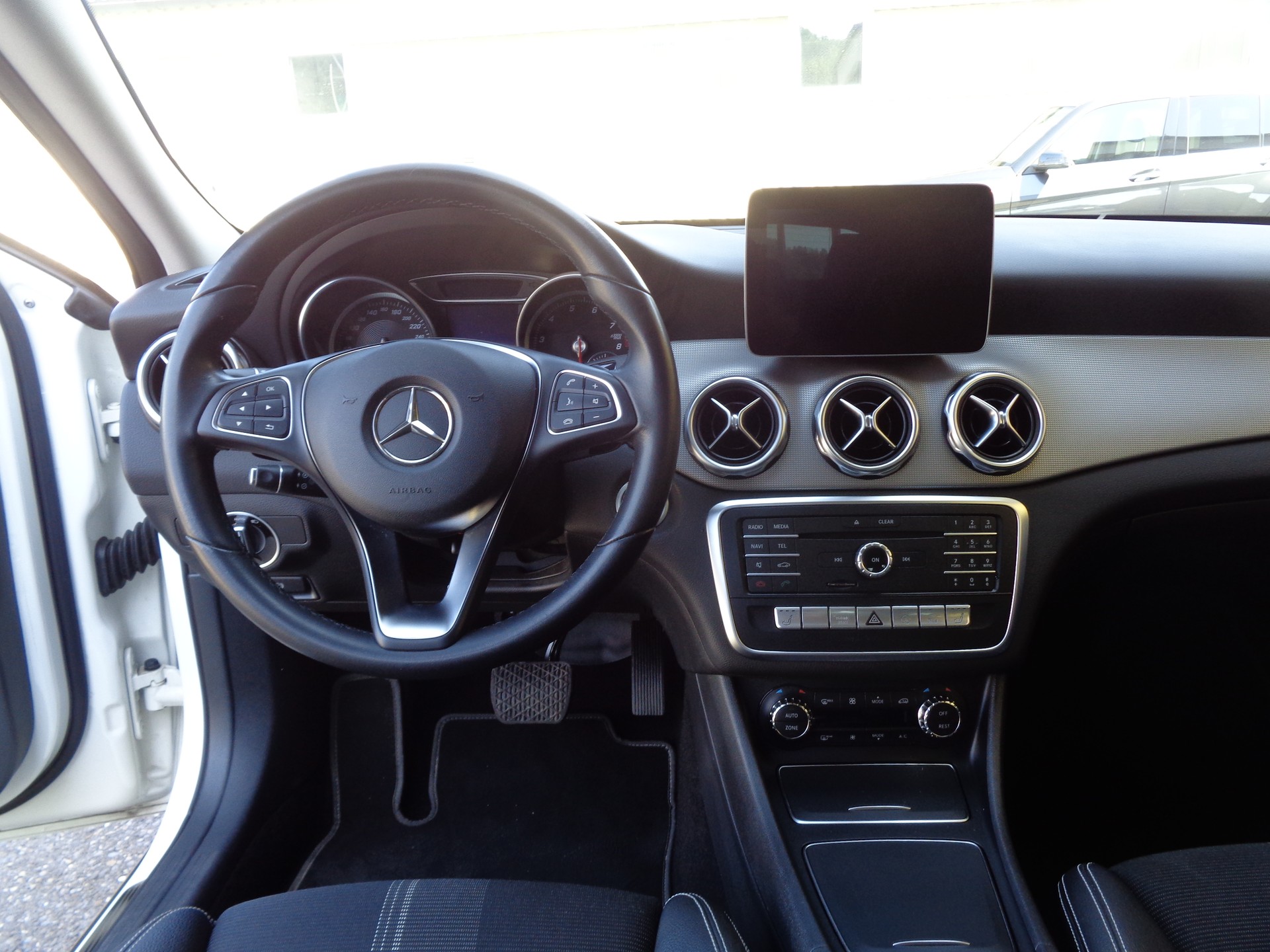 MERCEDES-BENZ GLA 200 Night Star 7G-DCT-image-10
