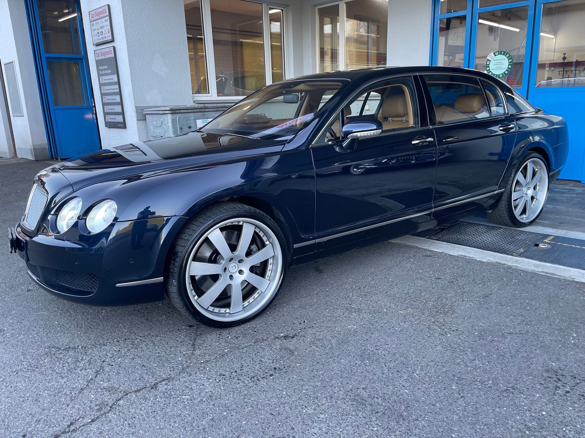 BENTLEY Flying Spur 6.0-showroom-element-1