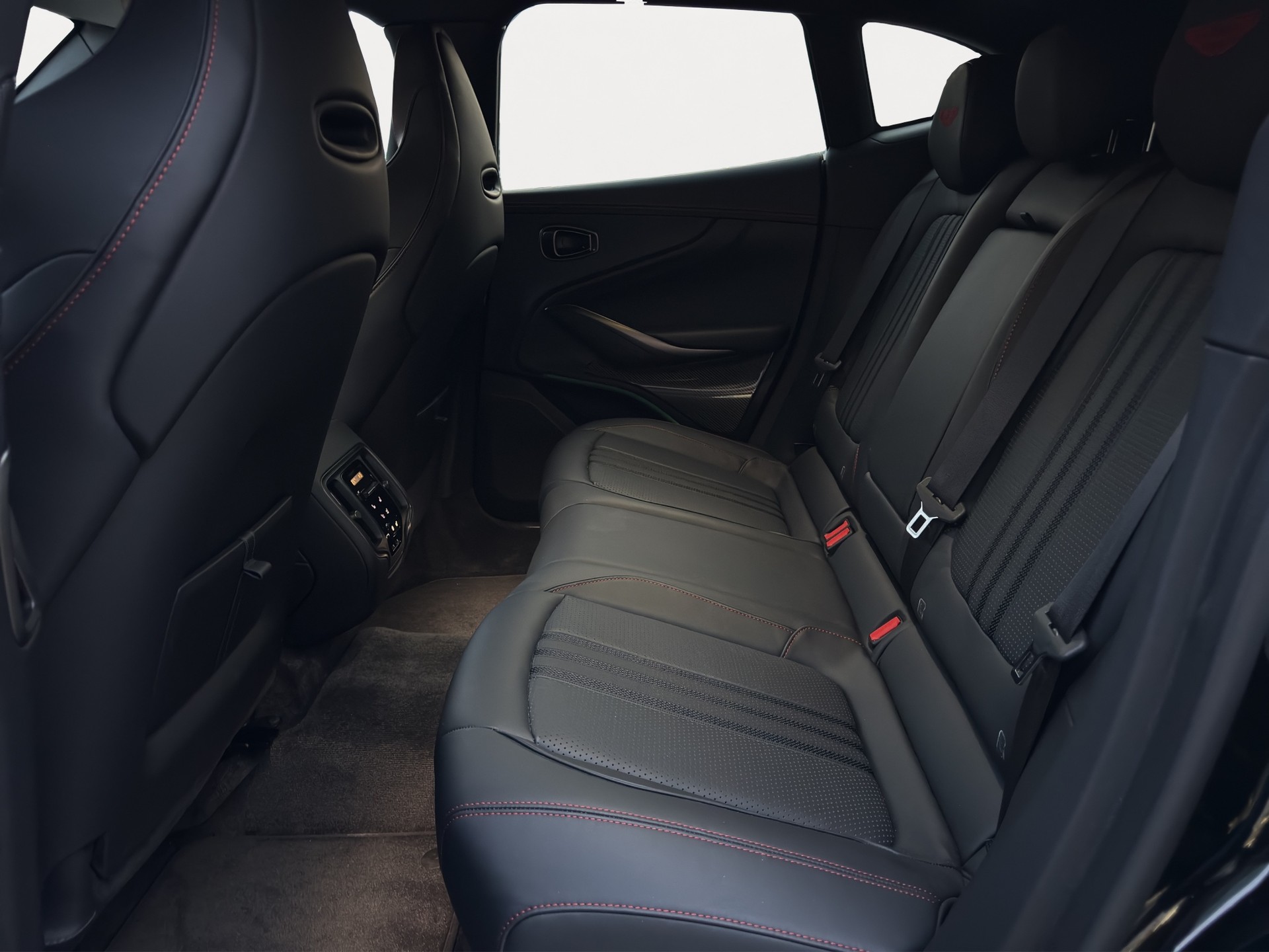 ASTON MARTIN DBX 707 4.0 V8 NEW MODEL-image-11