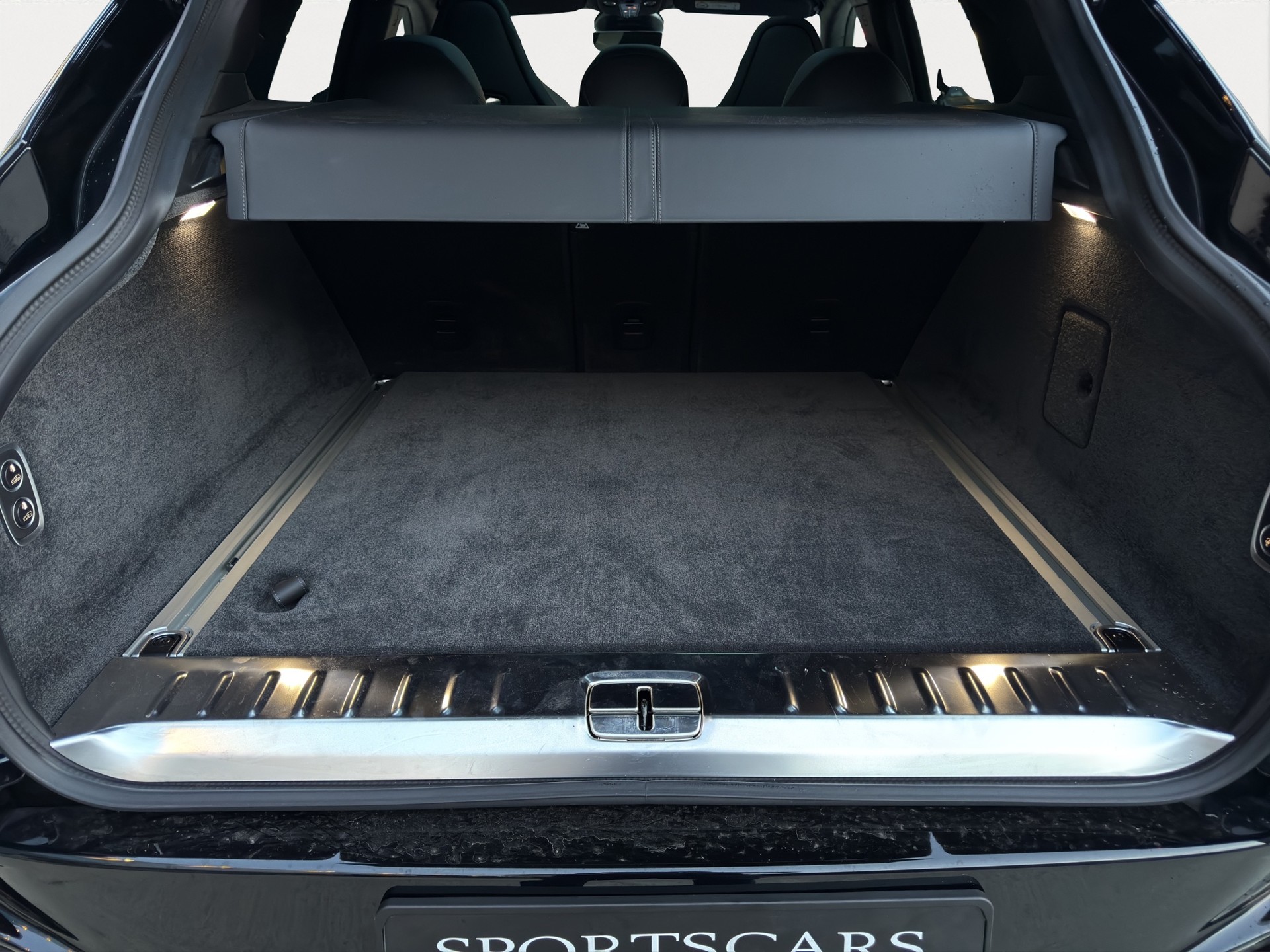 ASTON MARTIN DBX 707 4.0 V8 NEW MODEL-image-13