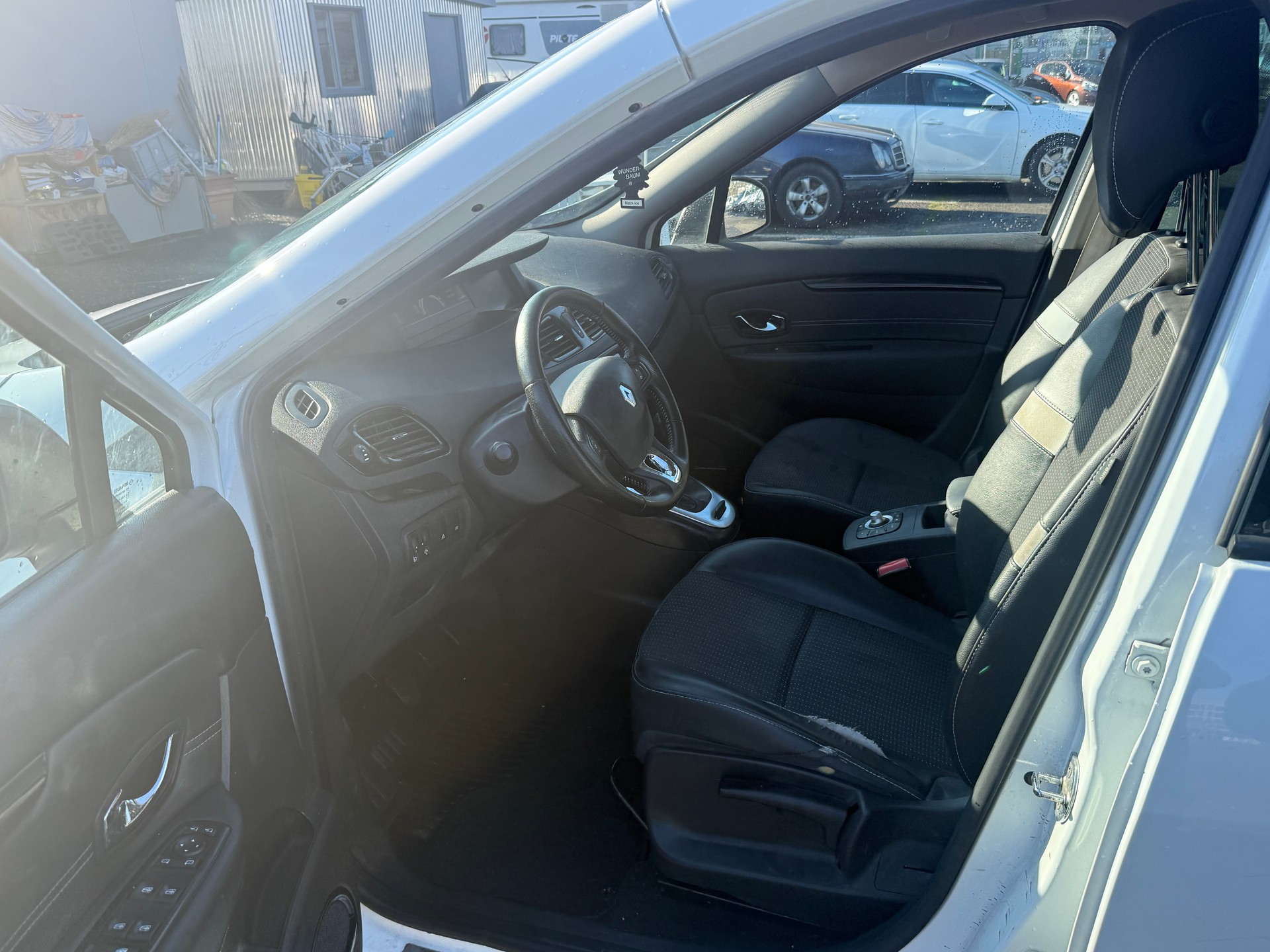 RENAULT Scénic 1.2 16V Turbo Bose Edition-image-5