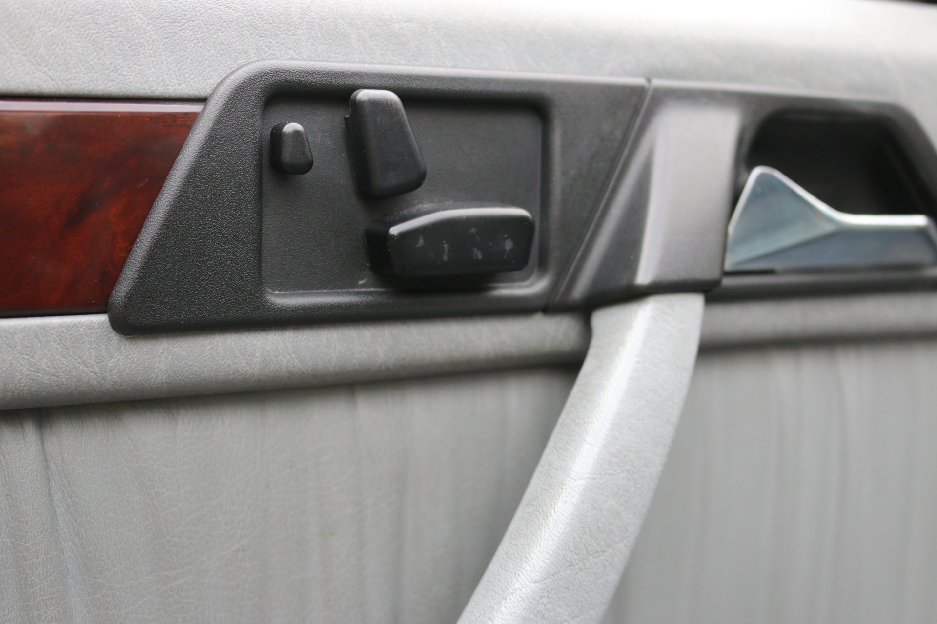 MERCEDES-BENZ 300 CE-image-6