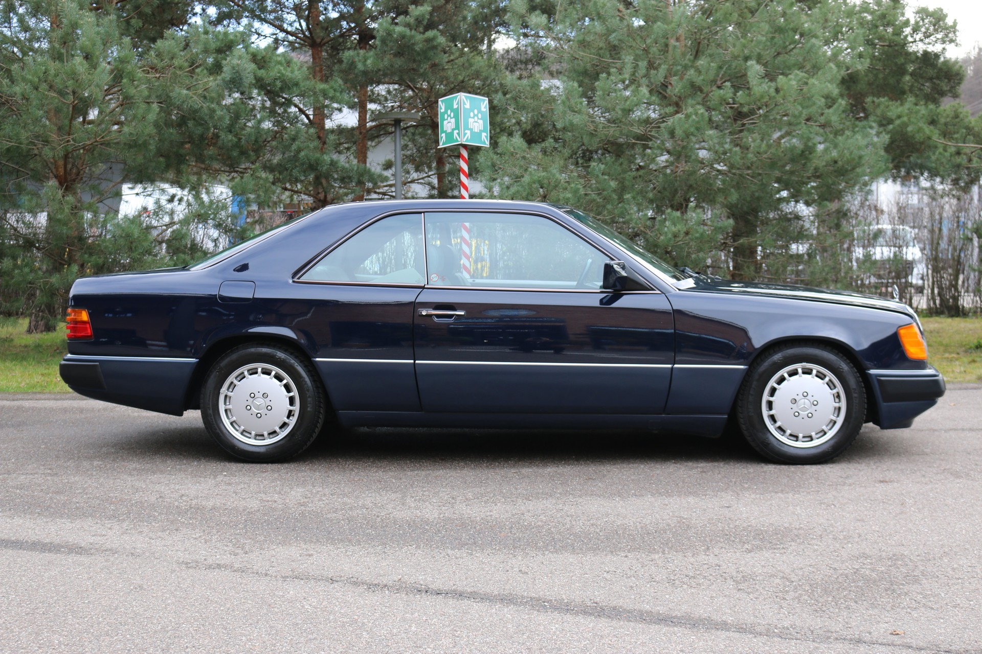MERCEDES-BENZ 300 CE-image-1