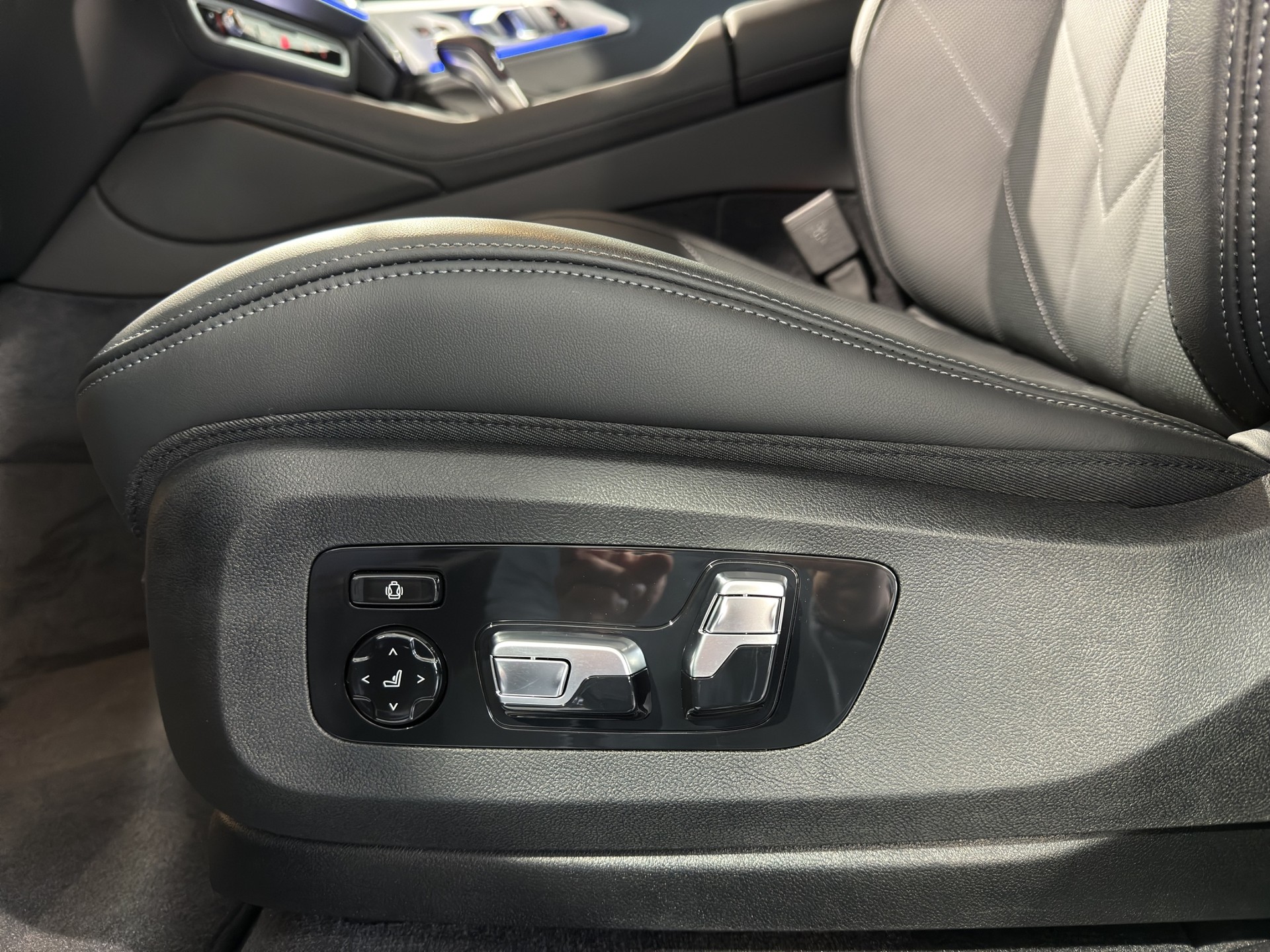 BMW XM xDrive 50e PHEV Steptronic-image-10