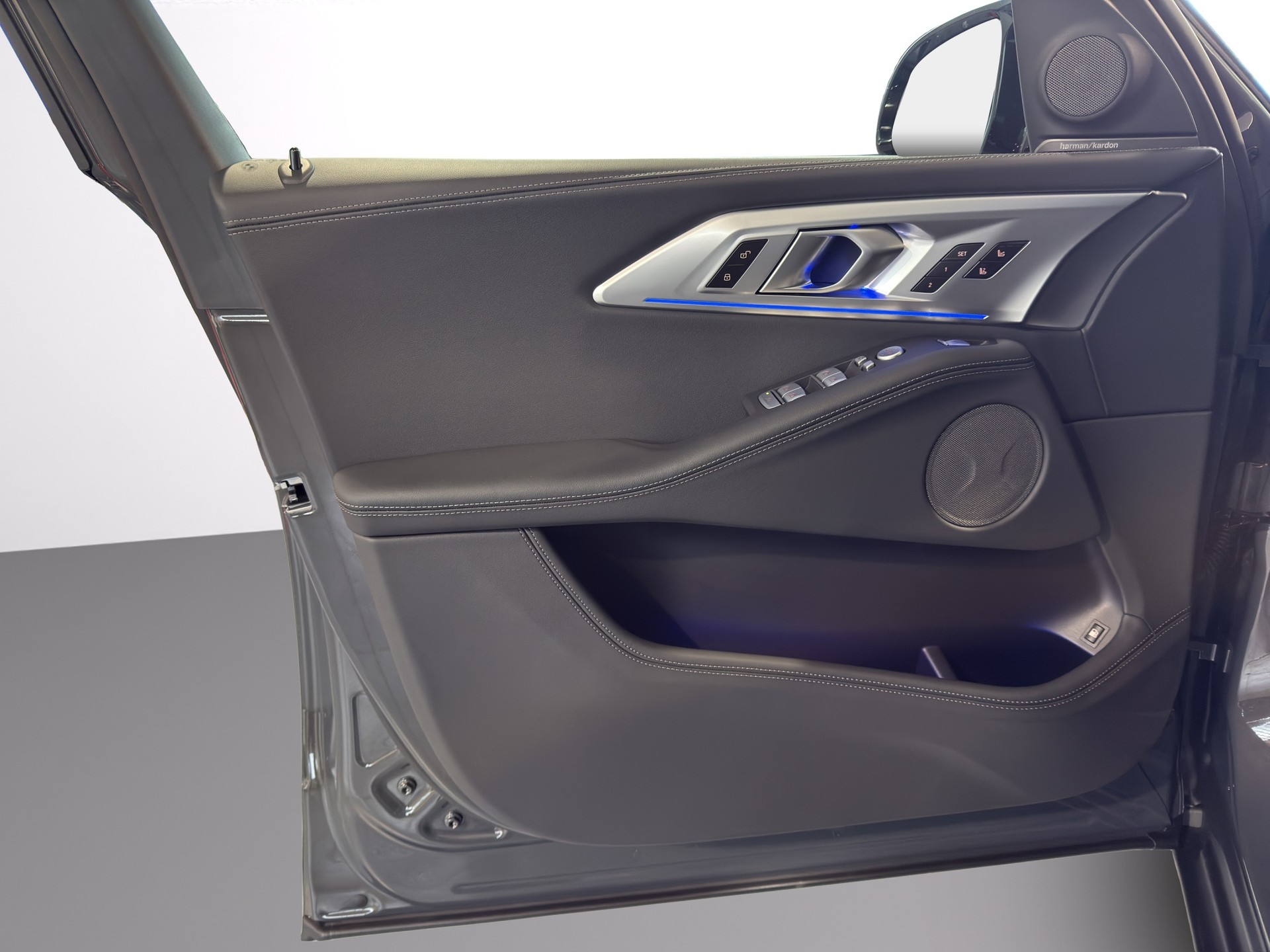 BMW XM xDrive 50e PHEV Steptronic-image-8